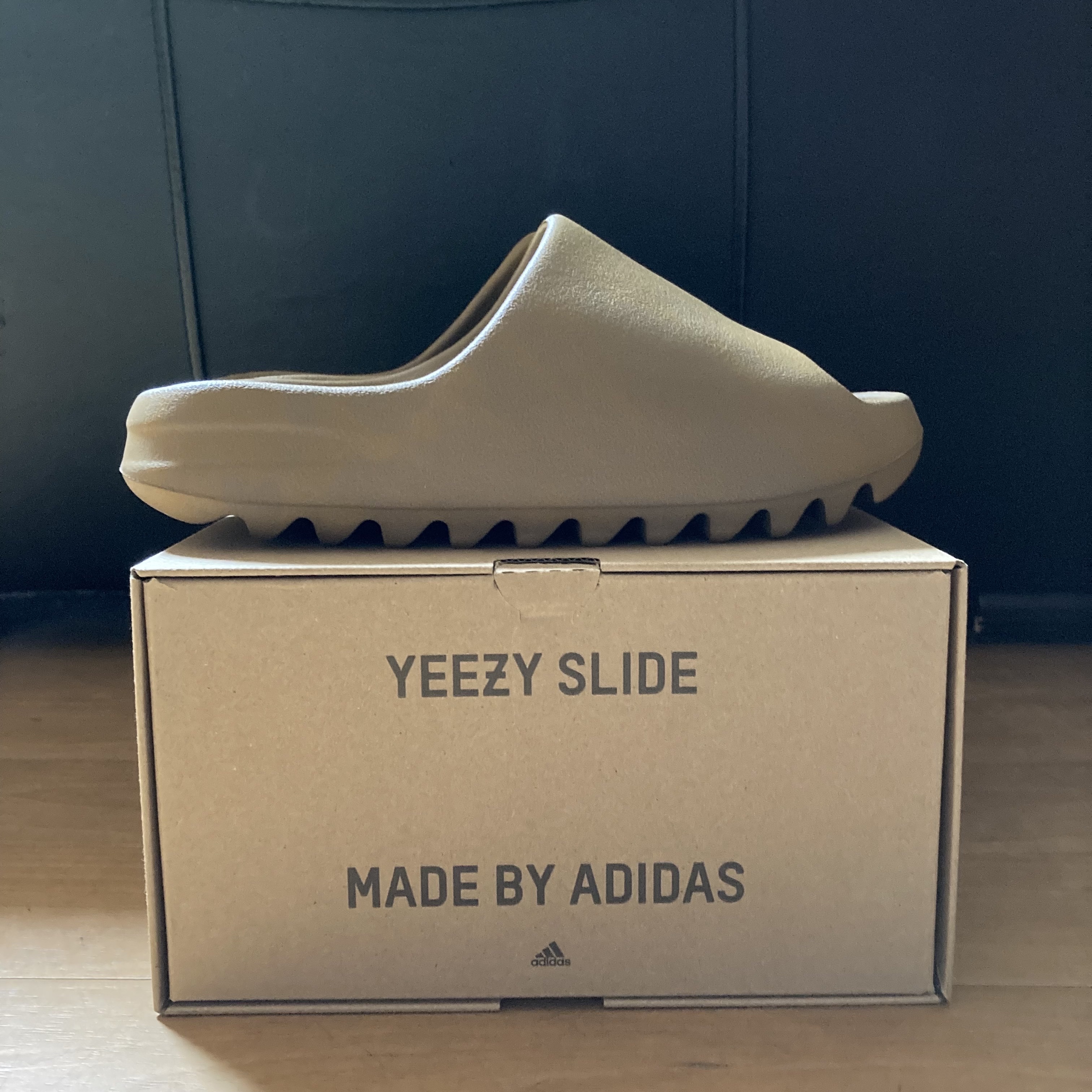 Adidas Yeezy Slide Ochre 착용 스타일 - 2