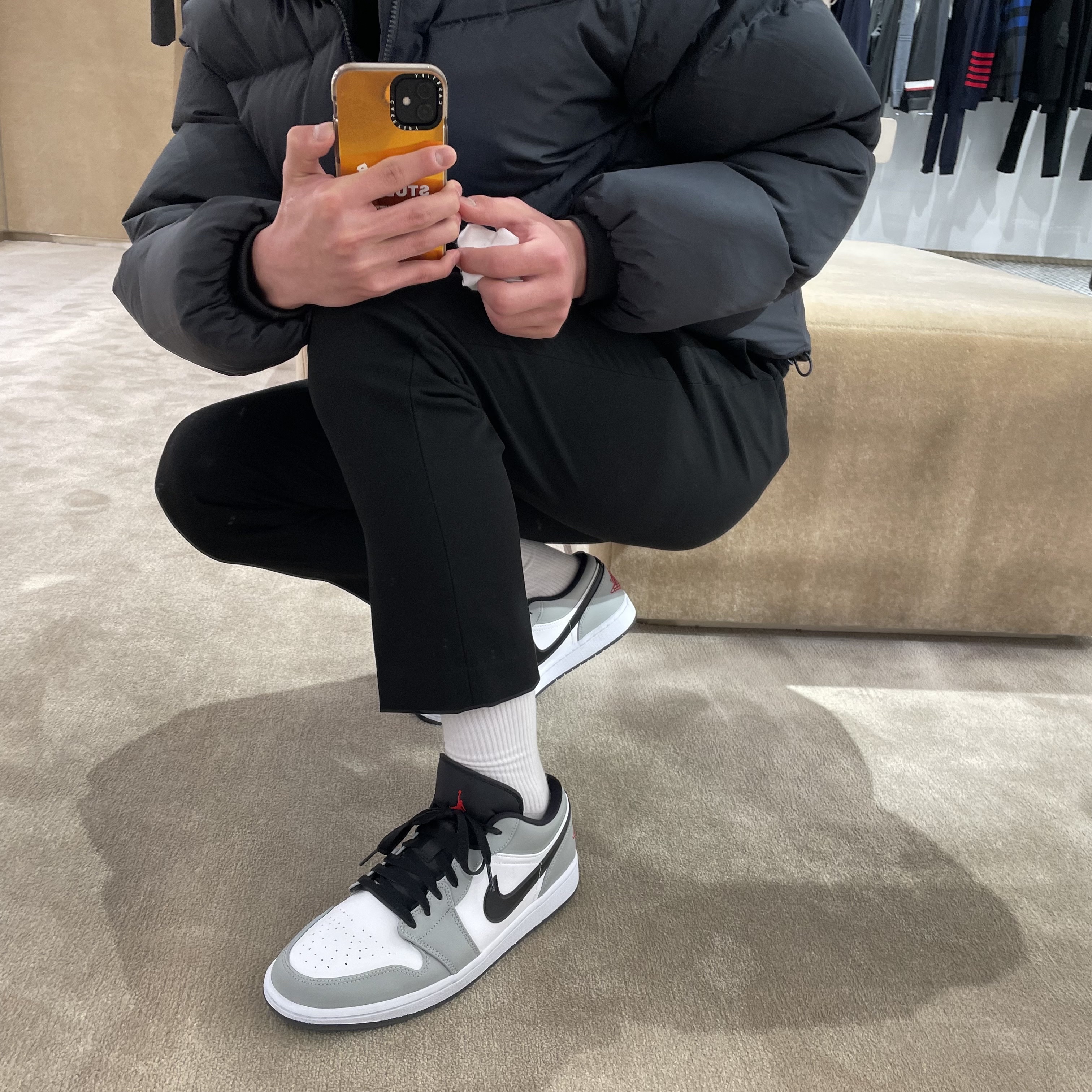 Jordan 1 Low Light Smoke Grey, Casetify x IAB Studio iPhone Logo Case Sheer Irdescent 착용 스타일