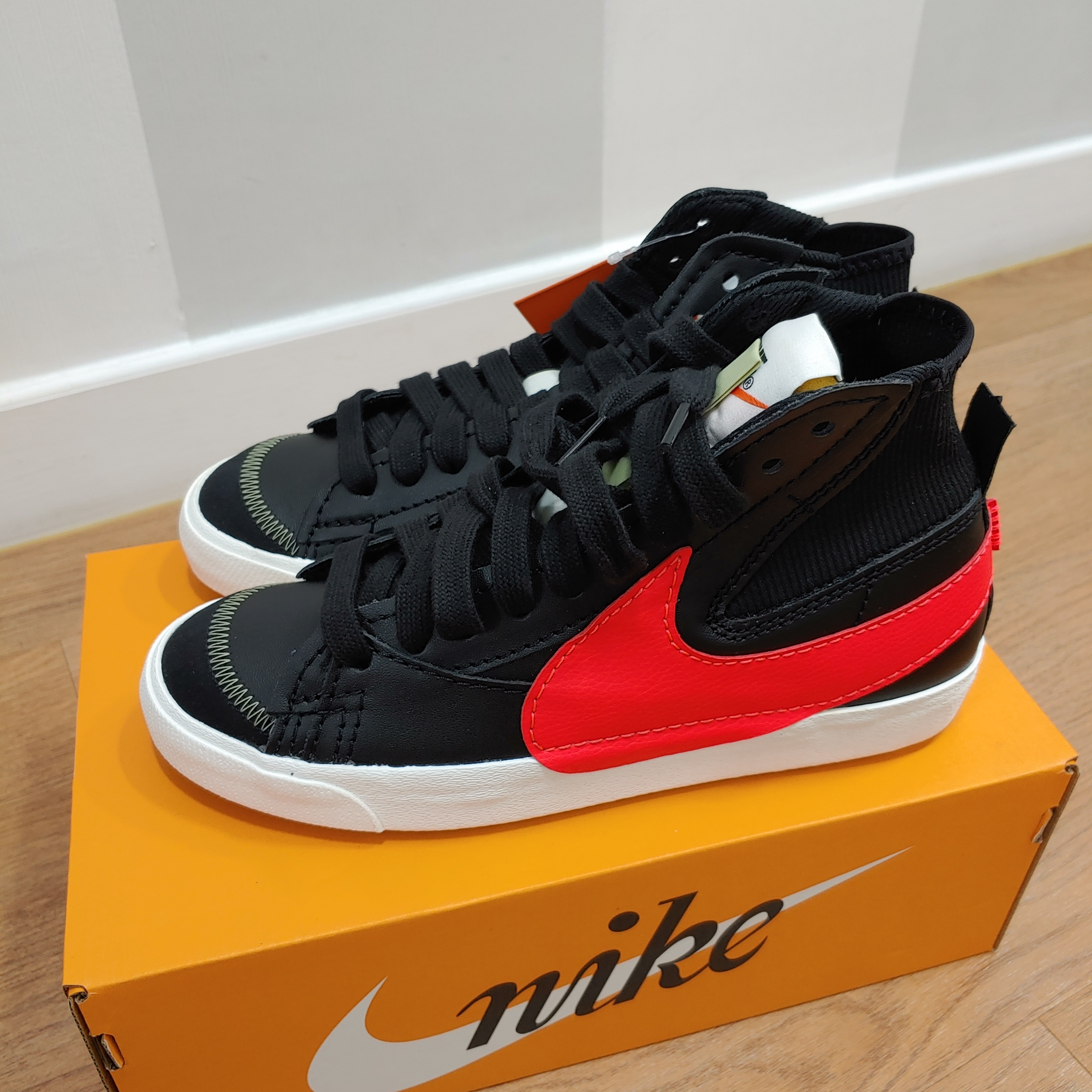 Nike Blazer Mid '77 Jumbo Black Bright Crimson 착용 스타일 - 2