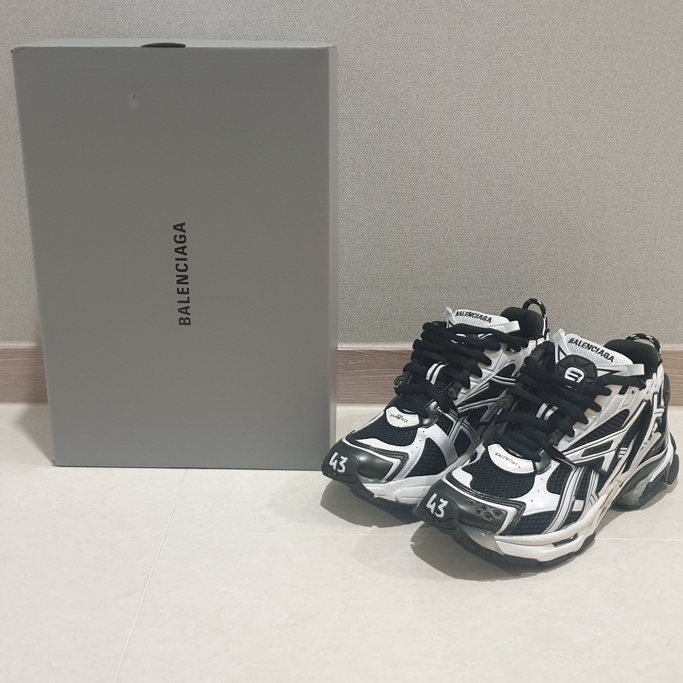 Balenciaga Runner Sneakers Black White 착용 스타일