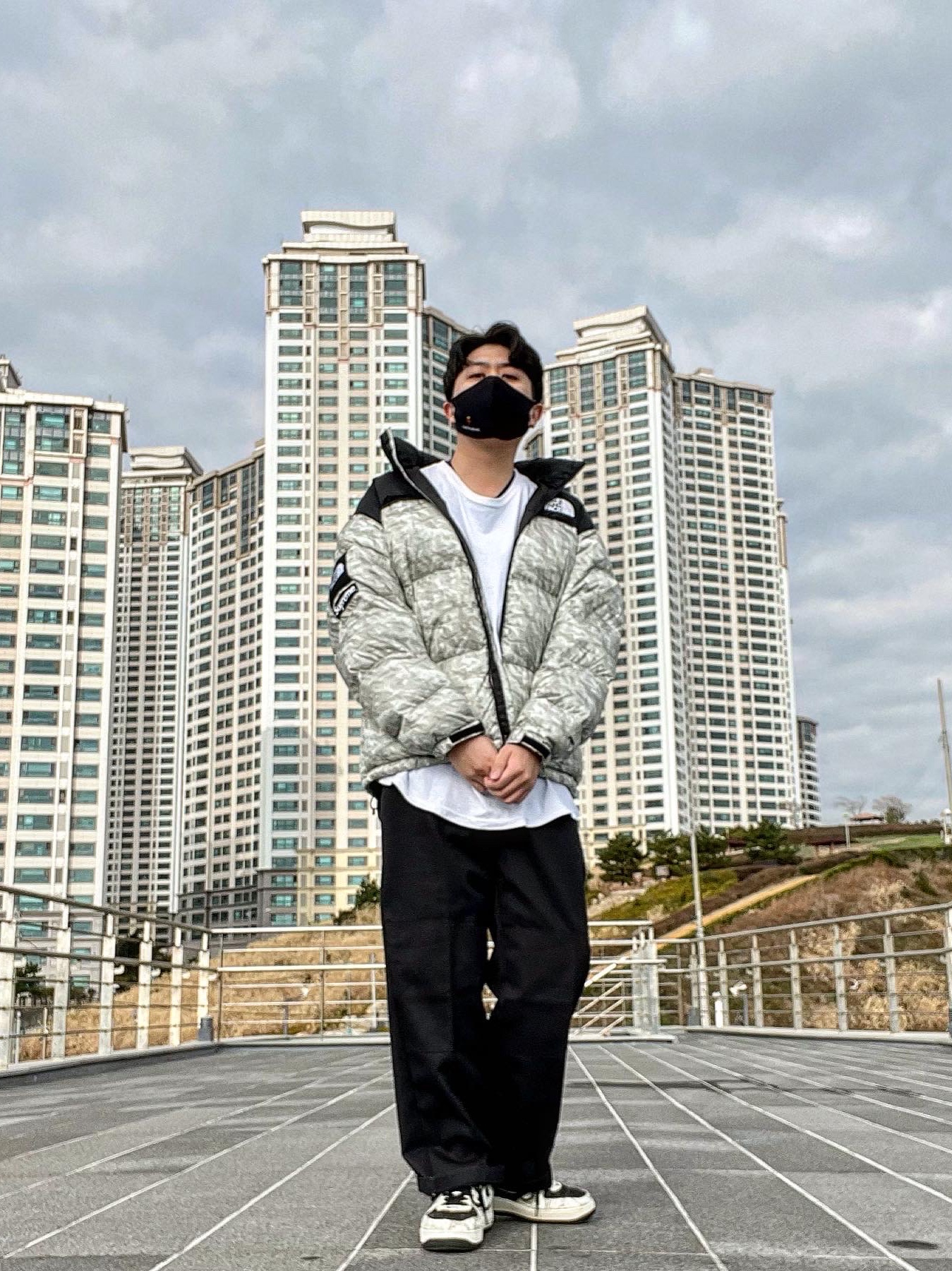 Supreme x The North Face Paper Print Nuptse Jacket - 19FW, Nike Air Force 1 Low Snakeskin Cocoa 착용 스타일 - 2
