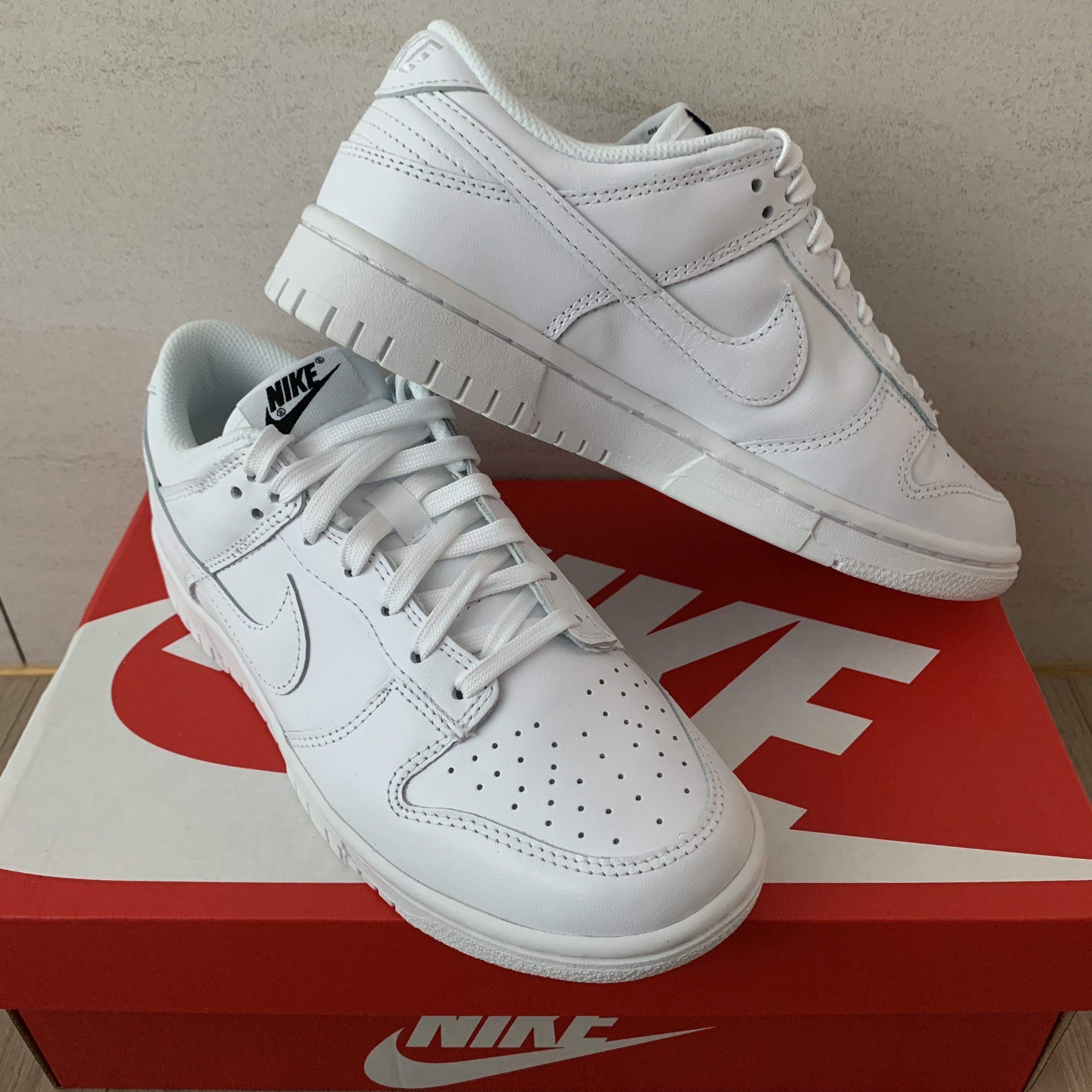 (W) Nike Dunk Low Triple White 착용 스타일 - 2