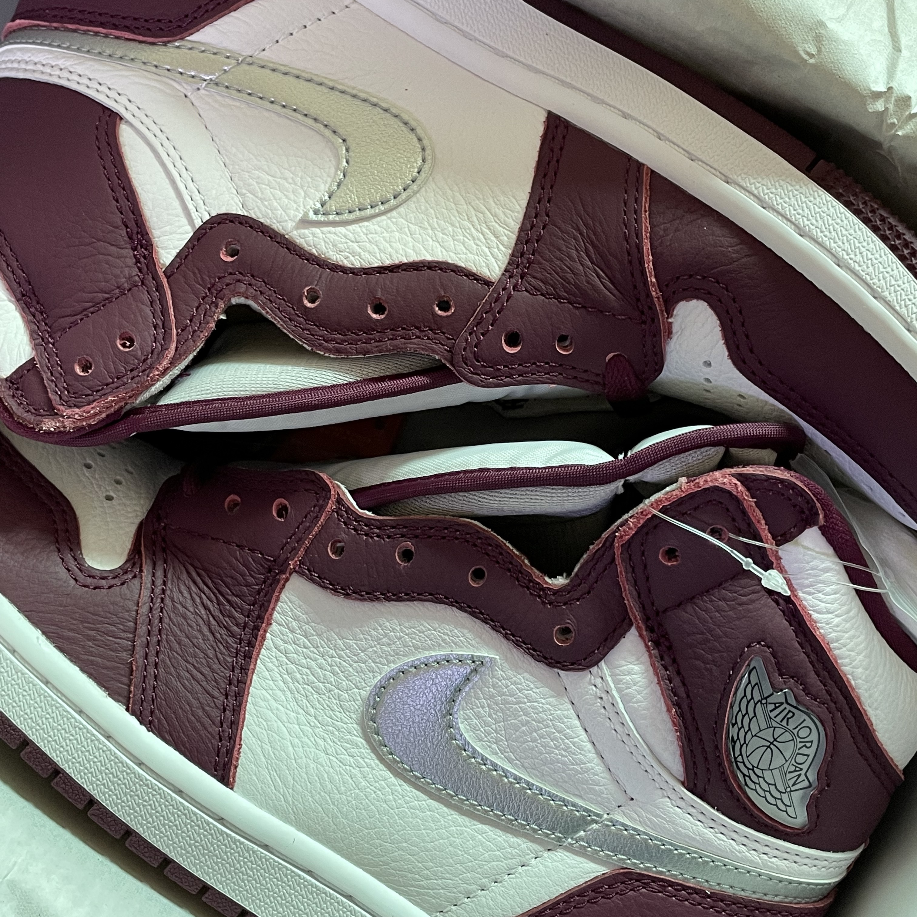Jordan 1 Retro High OG Bordeaux 착용 스타일 - 2