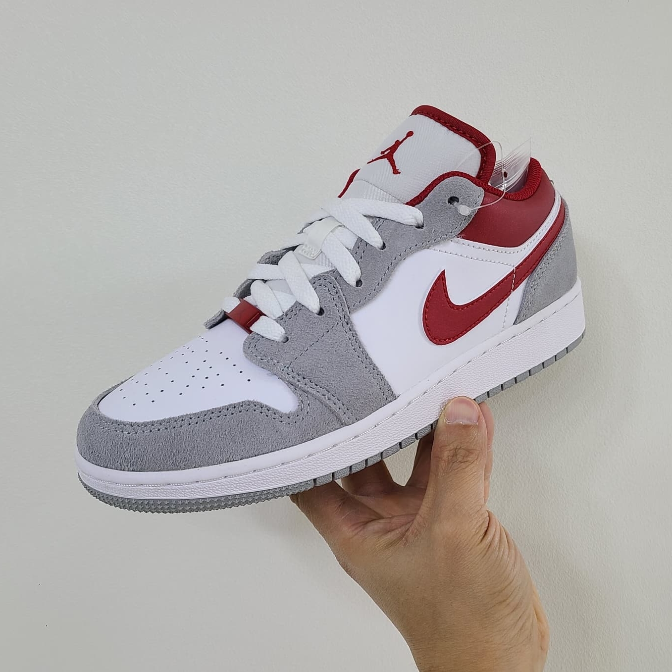(GS) Jordan 1 Low SE Light Smoke Grey Gym Red 착용 스타일 - 1