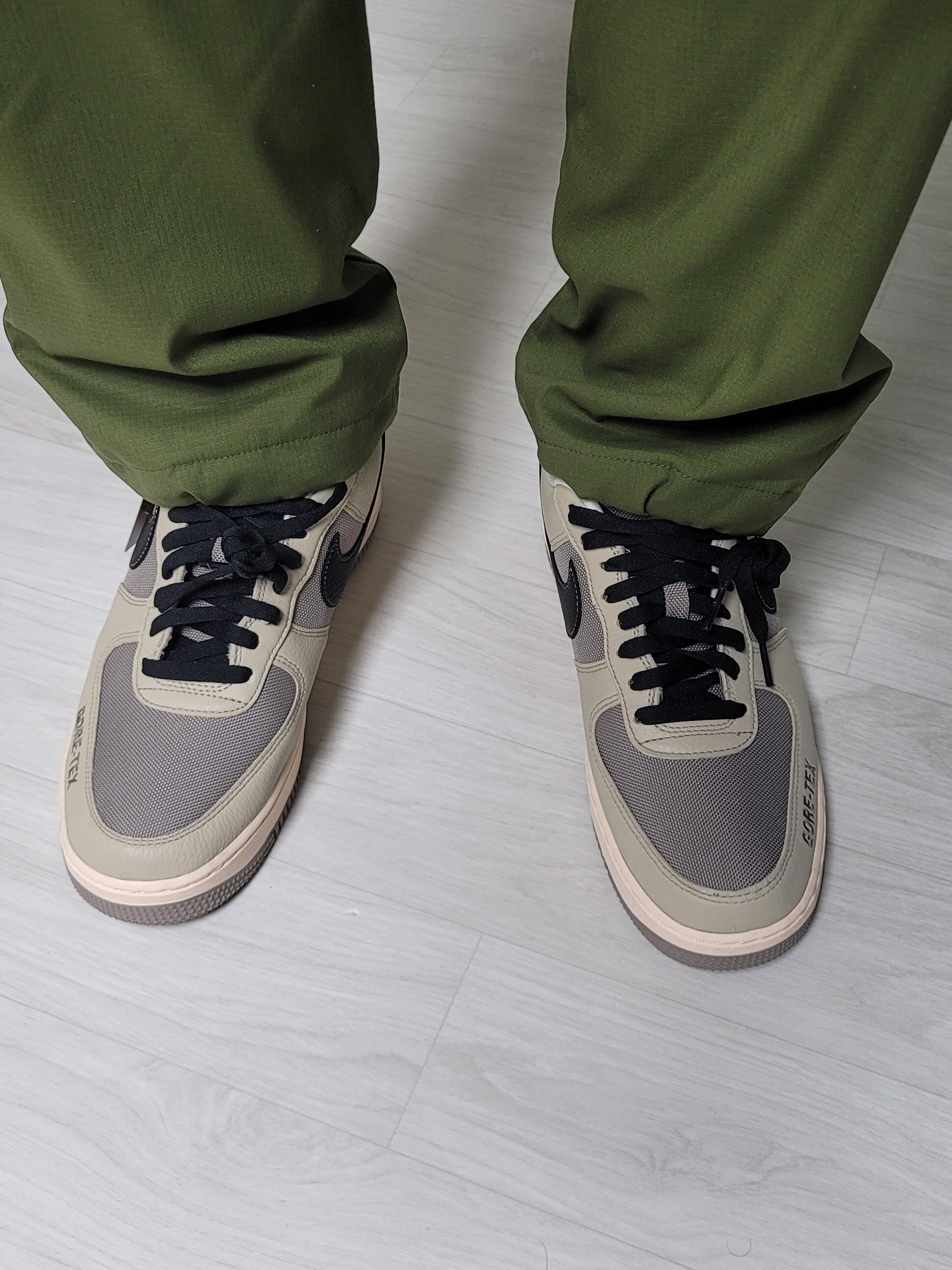 Nike Air Force 1 Low Gore-Tex Olive 착용 스타일 - 1