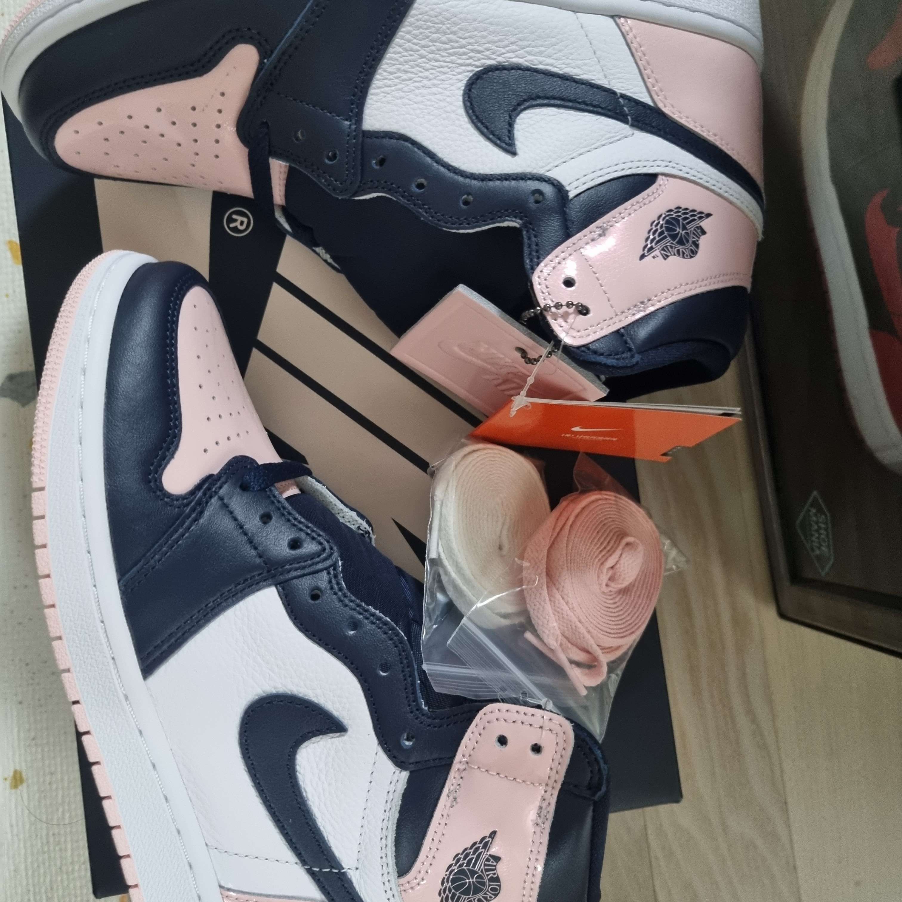 (W) Jordan 1 Retro High OG Atmosphere 착용 스타일 - 2
