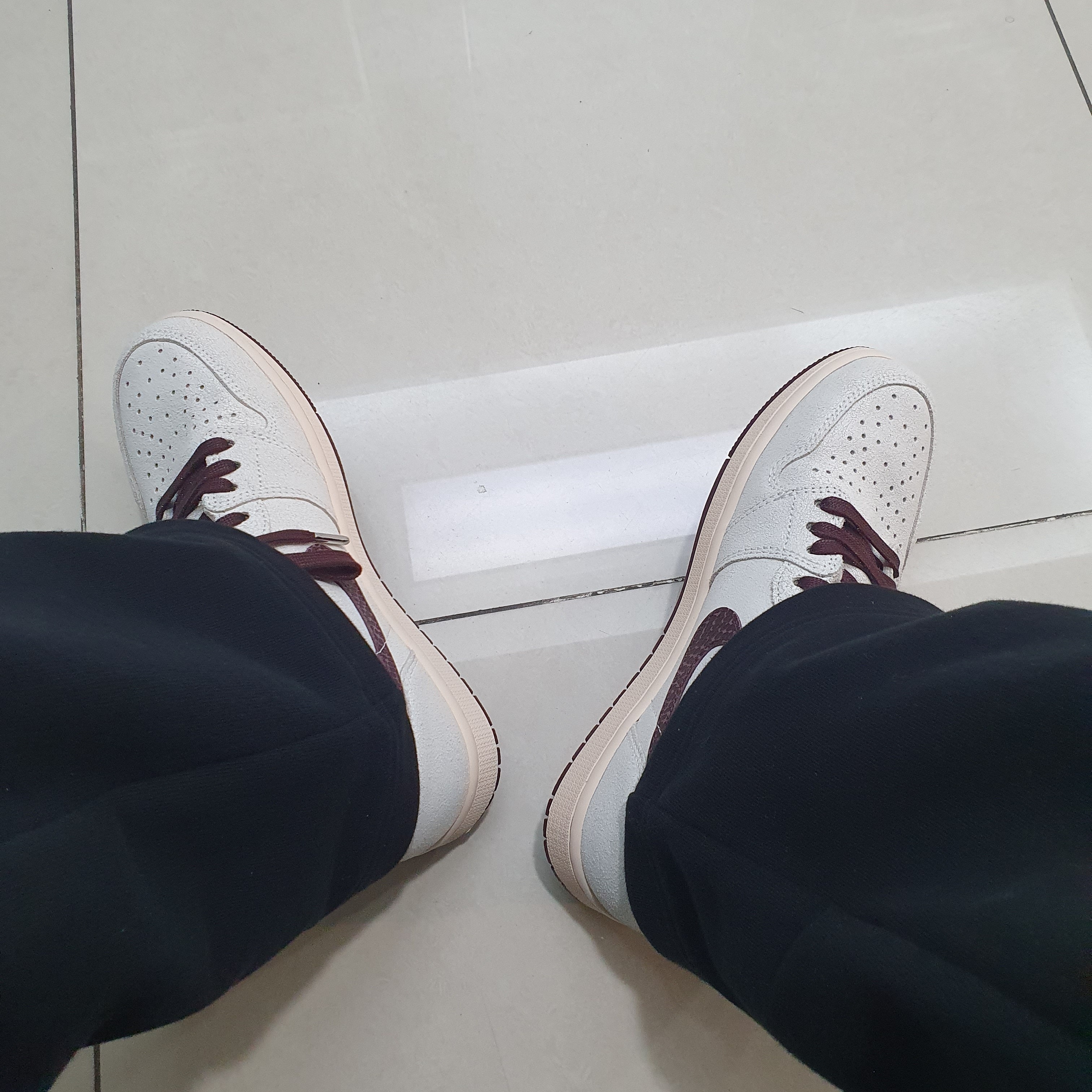 Jordan 1 x A Ma Maniere Retro High OG SP Sail and Burgundy 착용 스타일 - 1