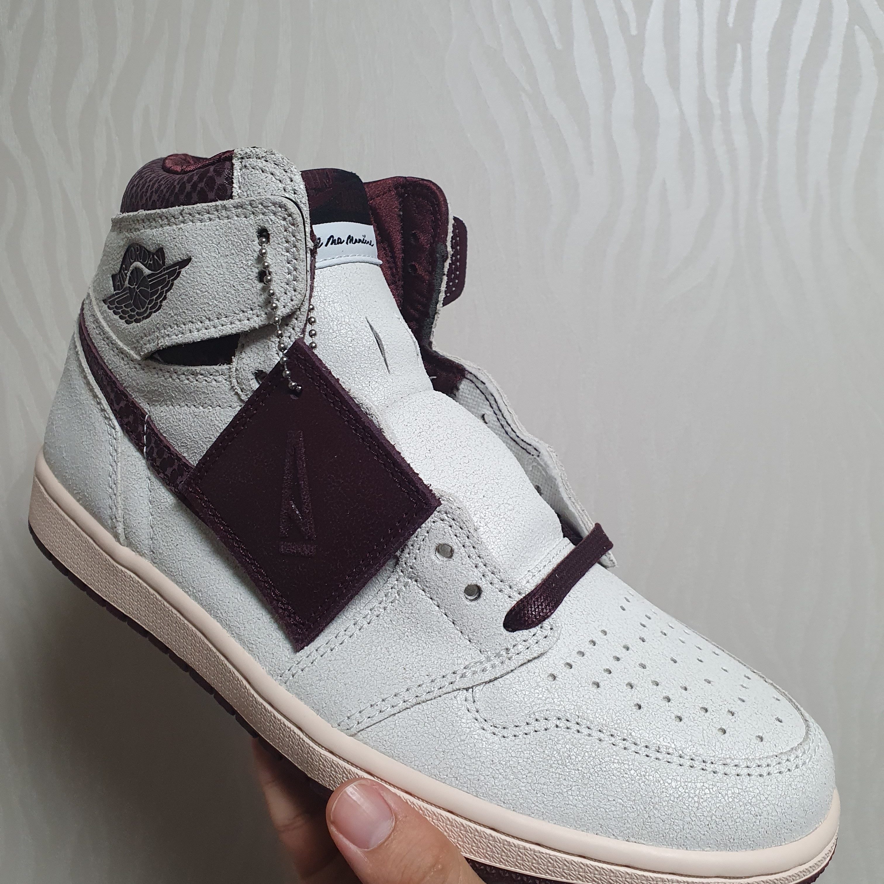 Jordan 1 x A Ma Maniere Retro High OG SP Sail and Burgundy 착용 스타일 - 2