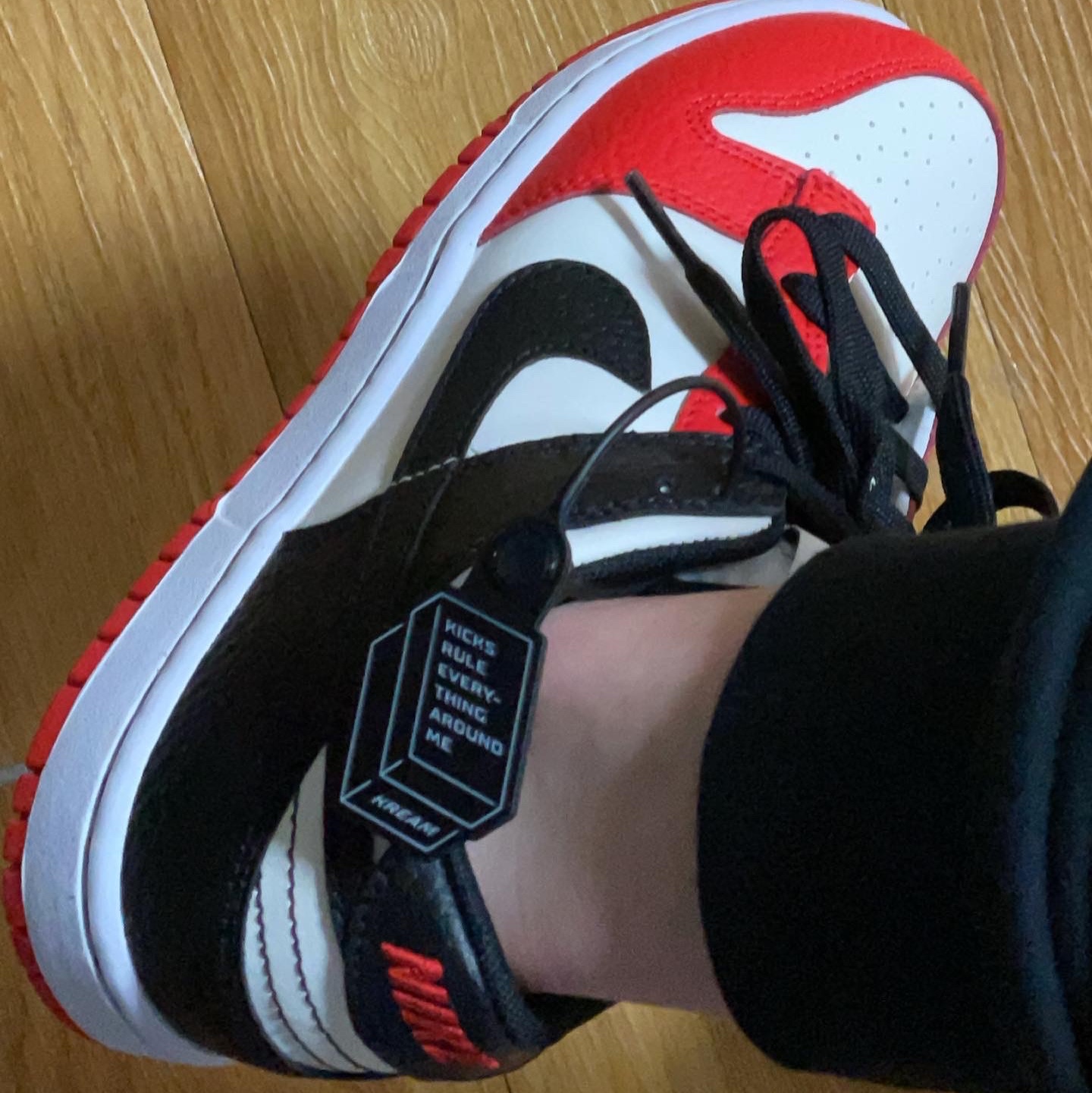 (PS) Nike x NBA Dunk Low Black and Chile Red 착용 스타일 - 3