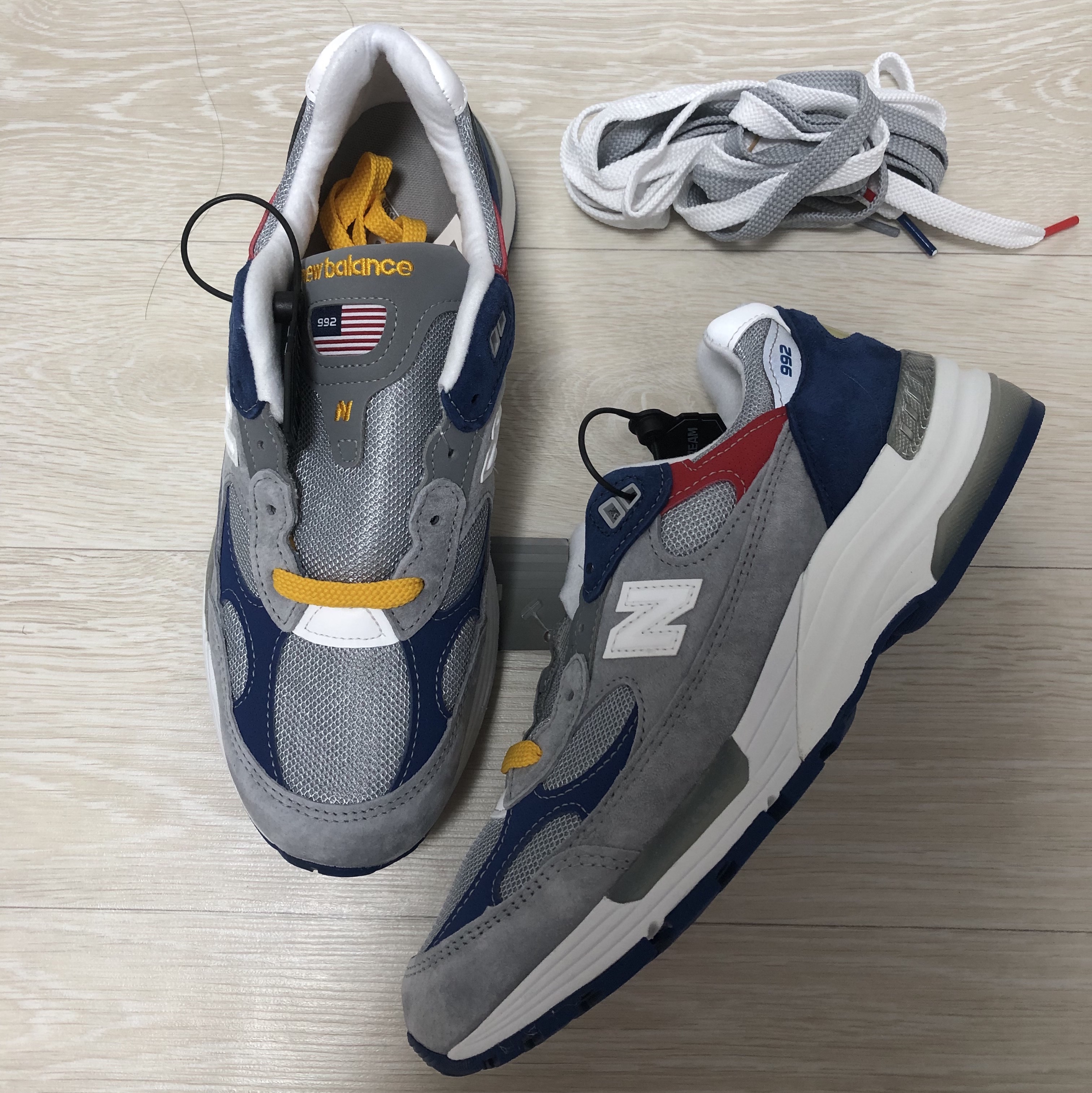 New Balance x DTLR 992 Made in USA Varsity 착용 스타일