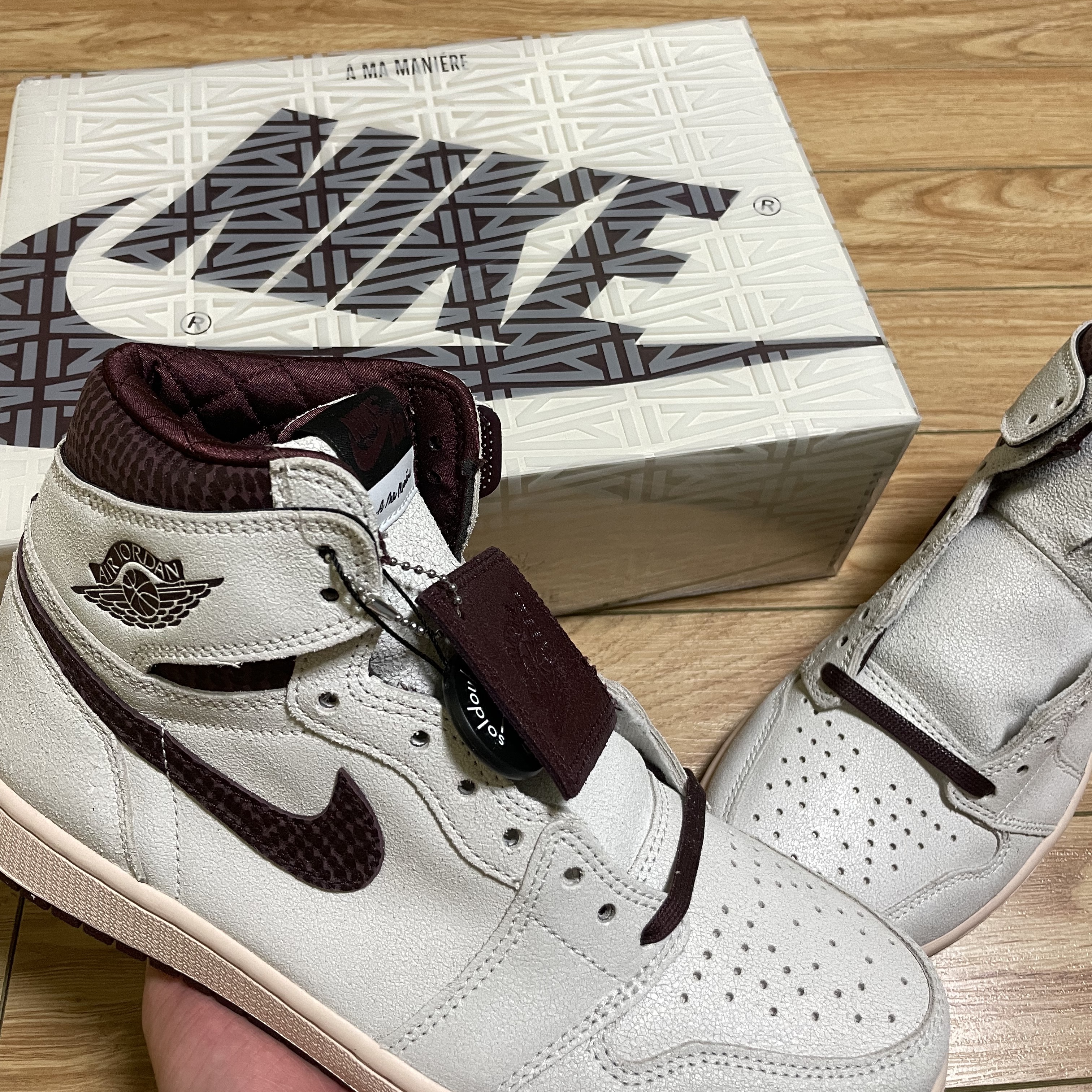 Jordan 1 x A Ma Maniere Retro High OG SP Sail and Burgundy 착용 스타일