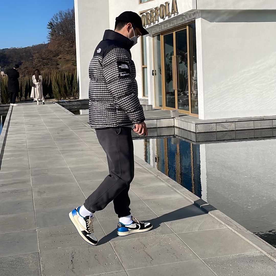 Supreme x The North Face Studded Nuptse Jacket Black - 21SS, Jordan 1 x Travis Scott x Fragment Retro Low OG SP Military Blue 착용 스타일 - 2