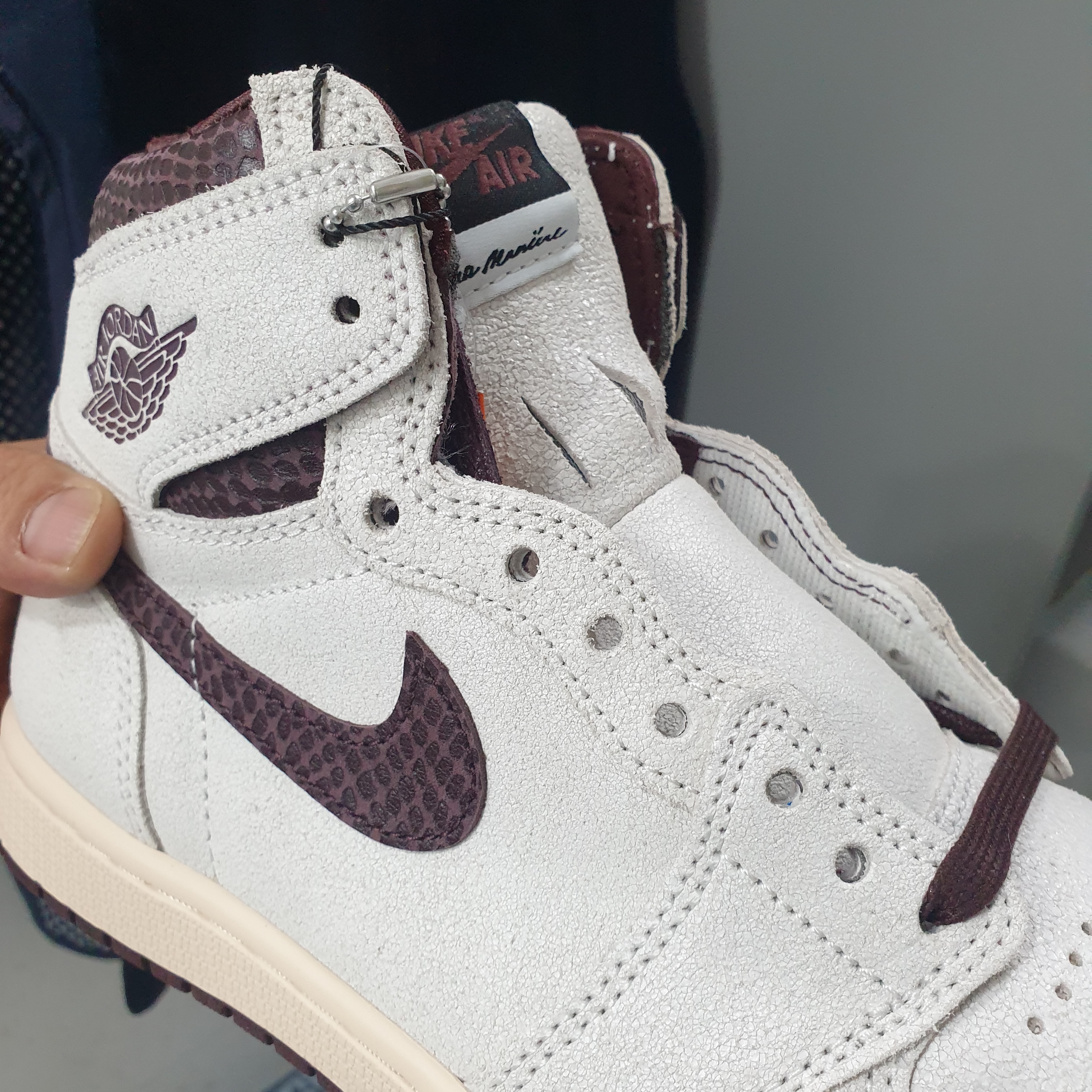 Jordan 1 x A Ma Maniere Retro High OG SP Sail and Burgundy 착용 스타일 - 4
