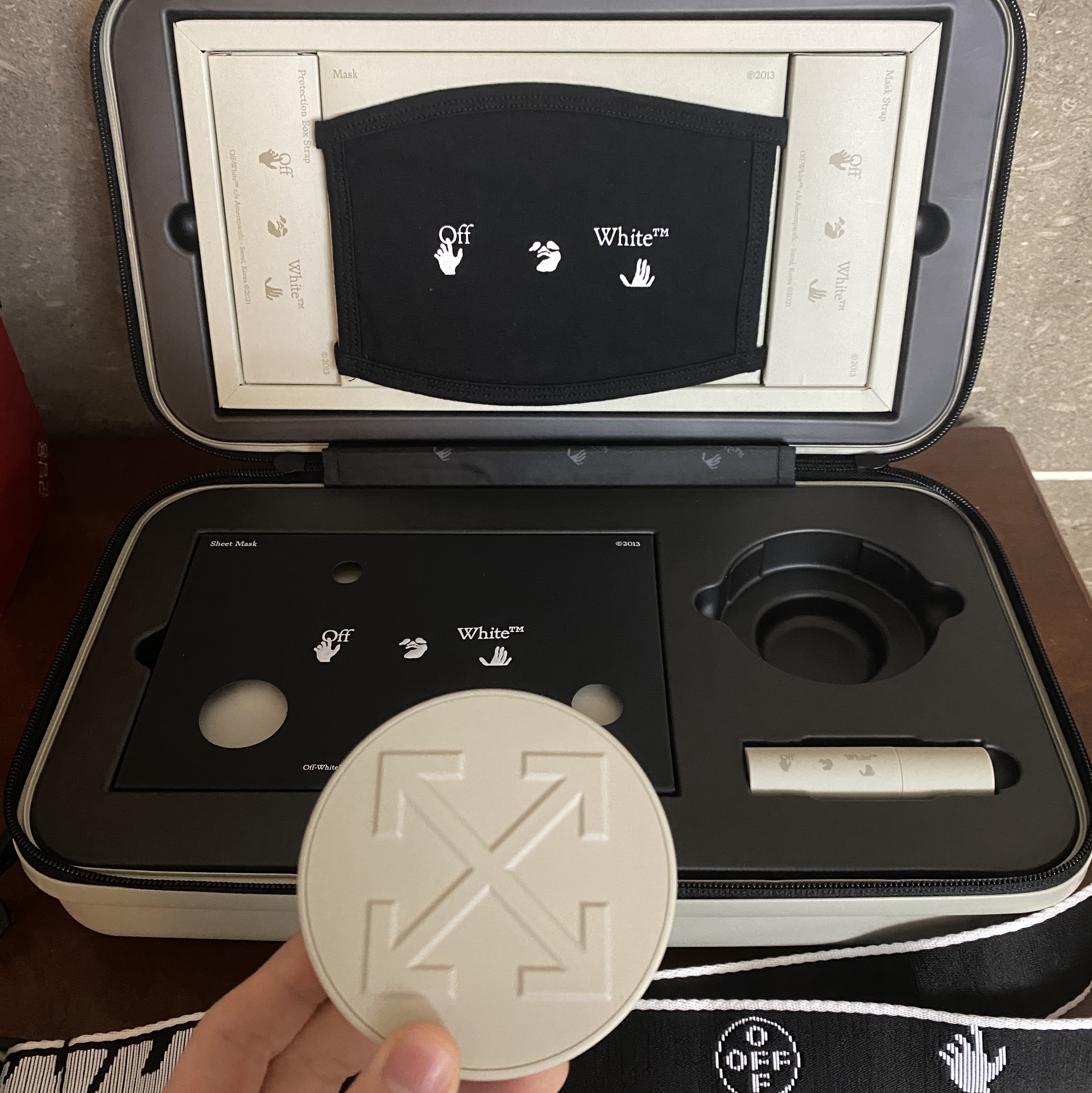 Off-White x Amore Pacific Protection Box (Without Cosmetics) 착용 스타일