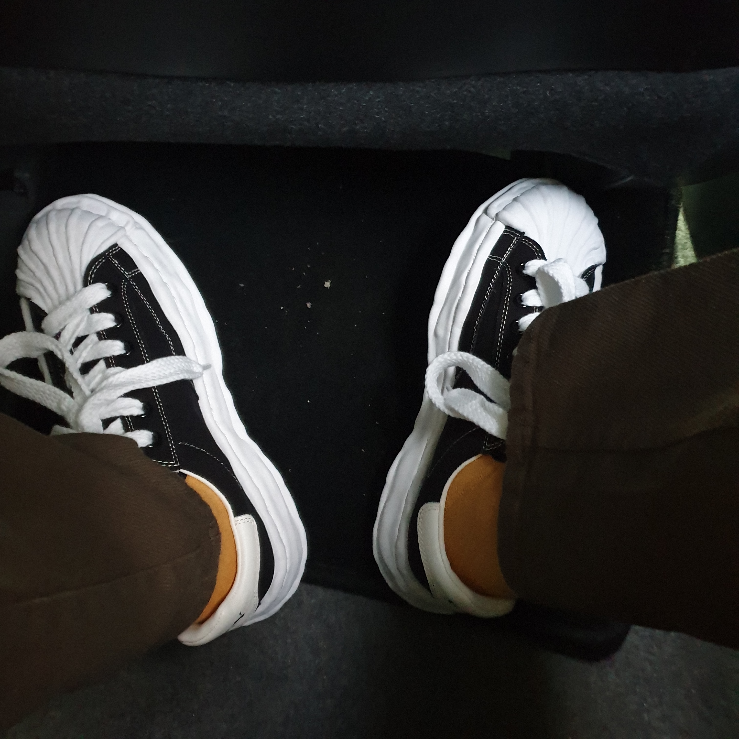 Maison Mihara Yasuhiro Blakey OG Sole Canvas Low-top Sneakers Black White 착용 스타일 - 1