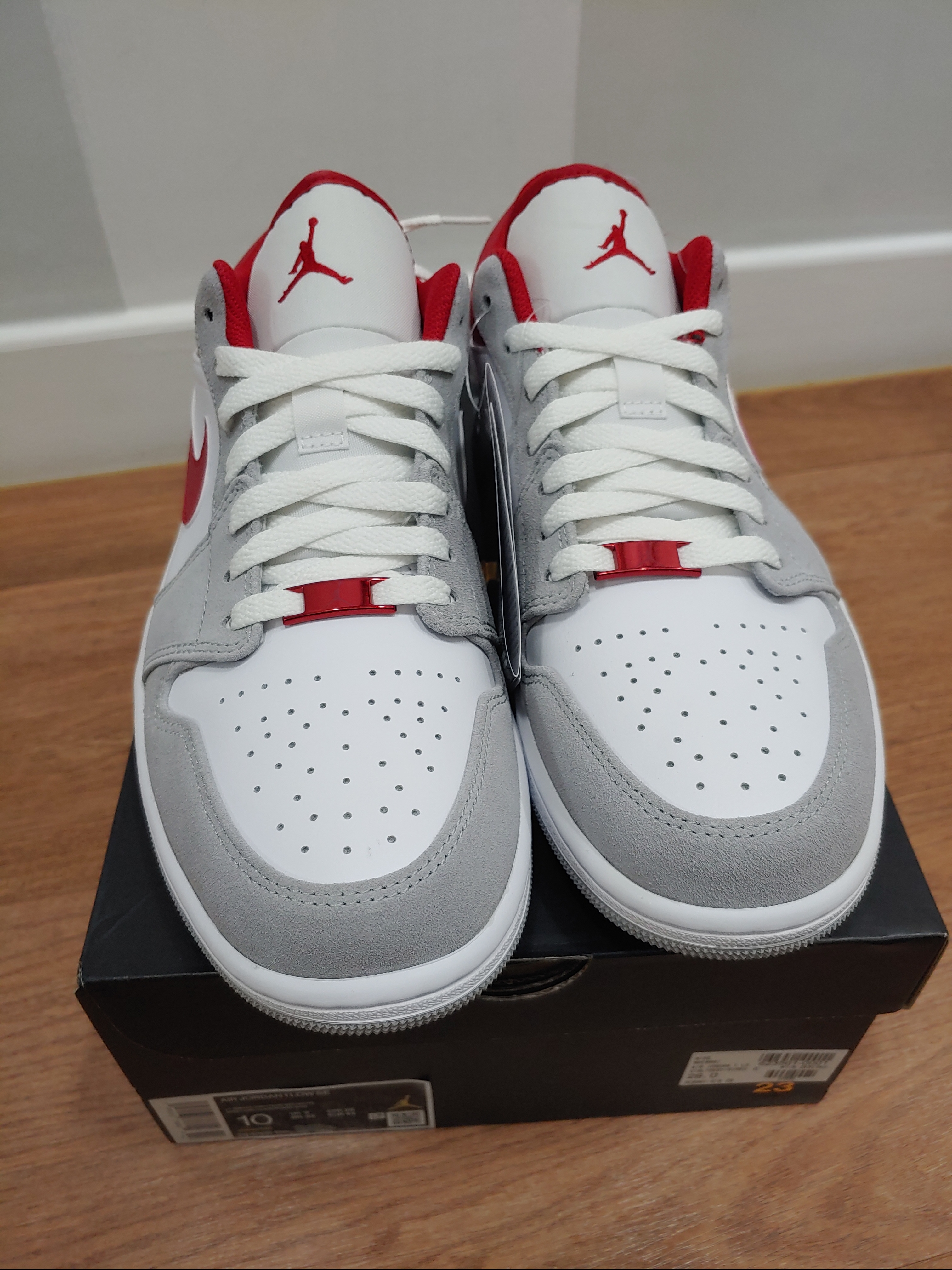 Jordan 1 Low SE Light Smoke Grey Gym Red 착용 스타일 - 2