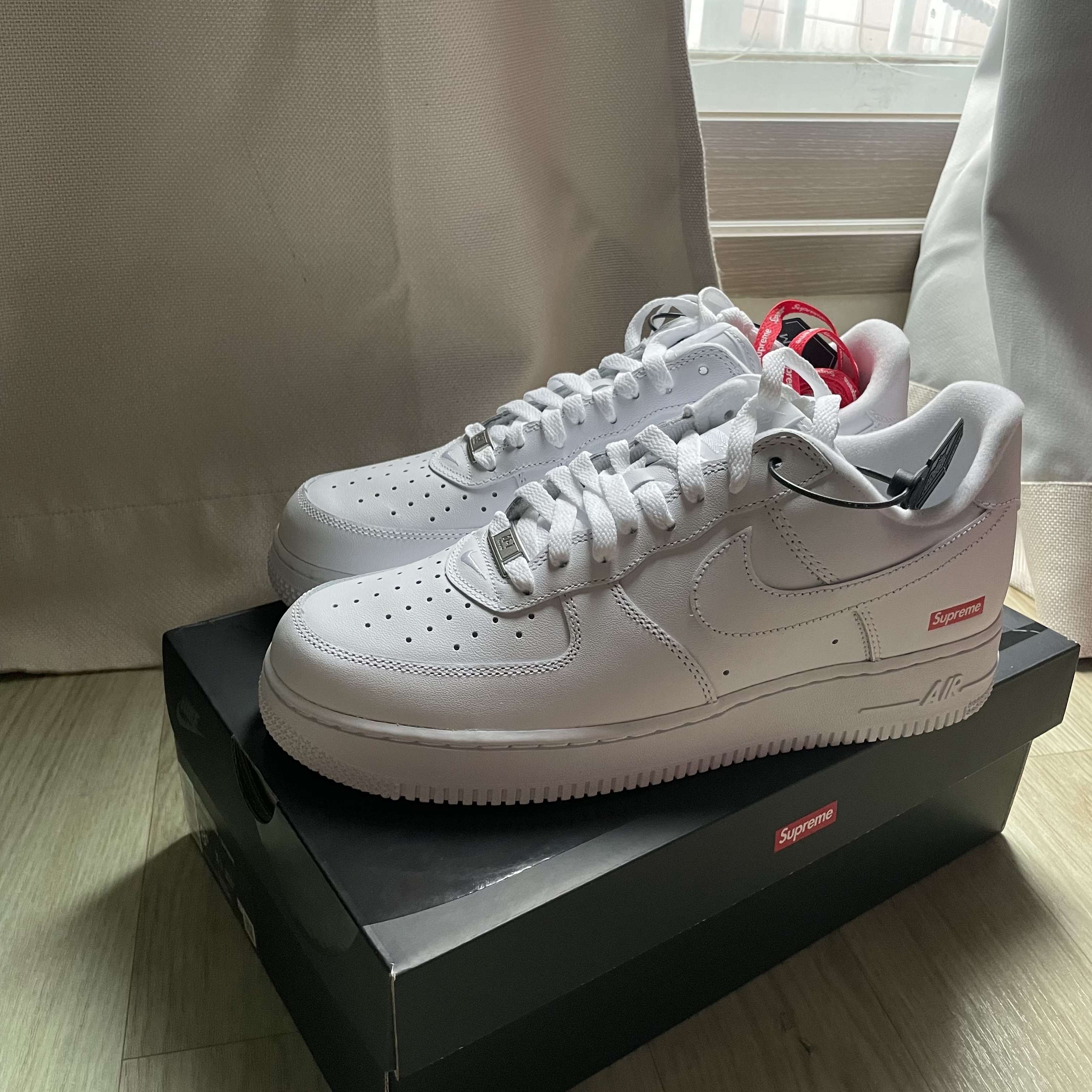 Nike x Supreme Air Force 1 Low White 착용 스타일 - 2