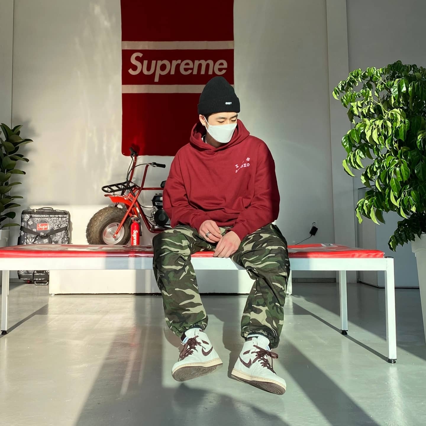 Jordan 1 x A Ma Maniere Retro High OG SP Sail and Burgundy, IAB Studio Hoodie Raspberry 착용 스타일 - 3