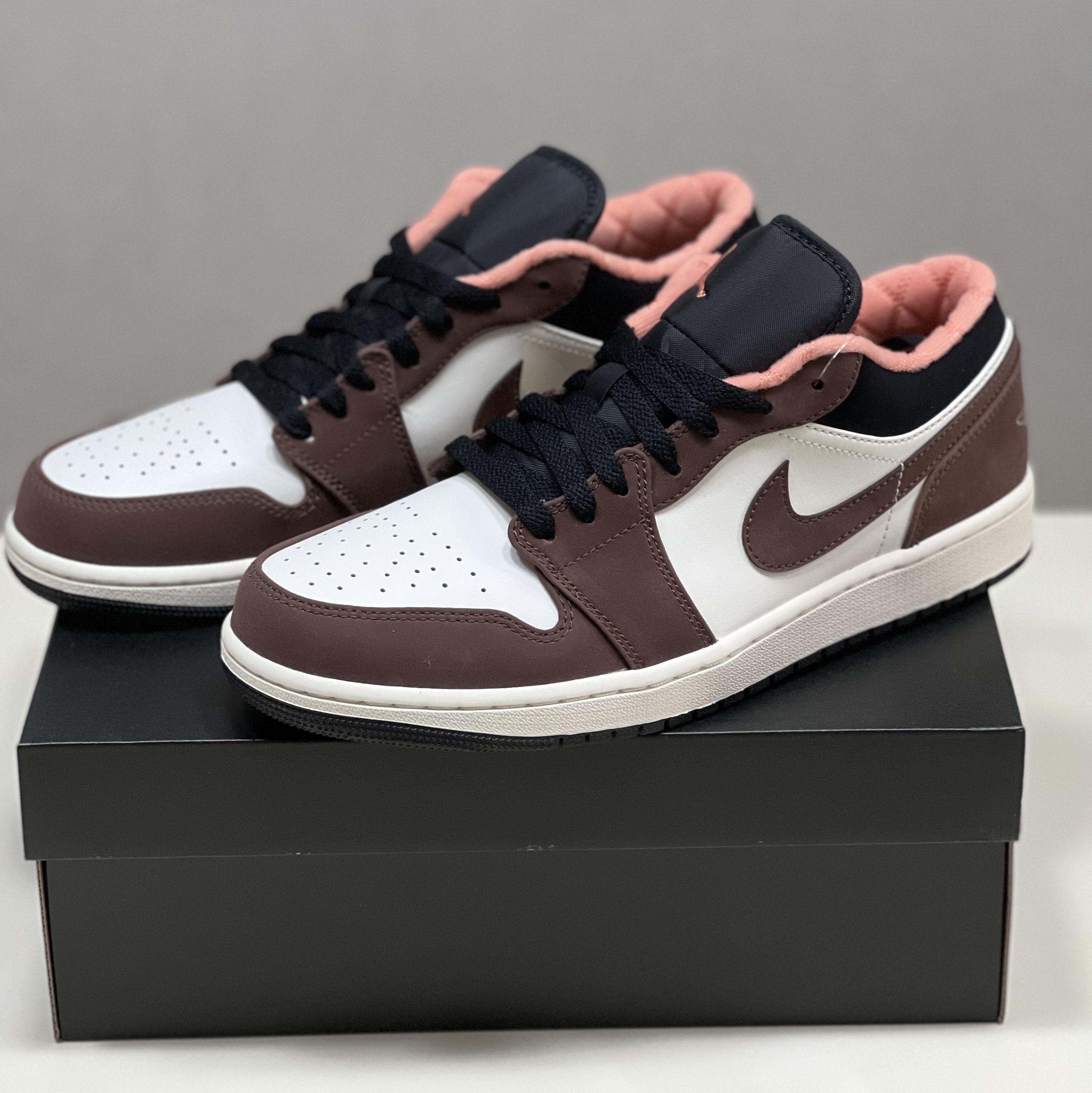 Jordan 1 Low SE Chocolate Bliss 착용 스타일 - 3