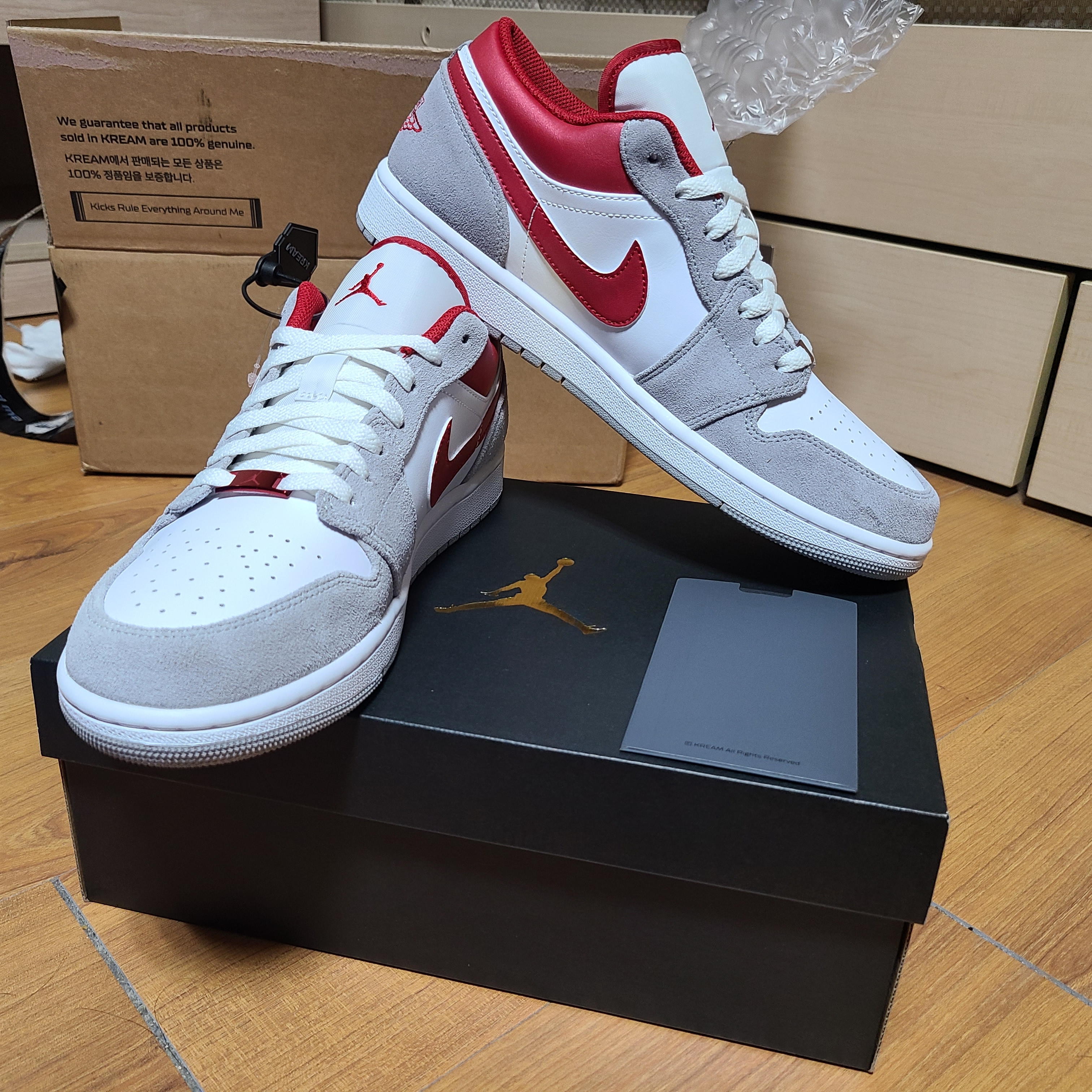 Jordan 1 Low SE Light Smoke Grey Gym Red 착용 스타일