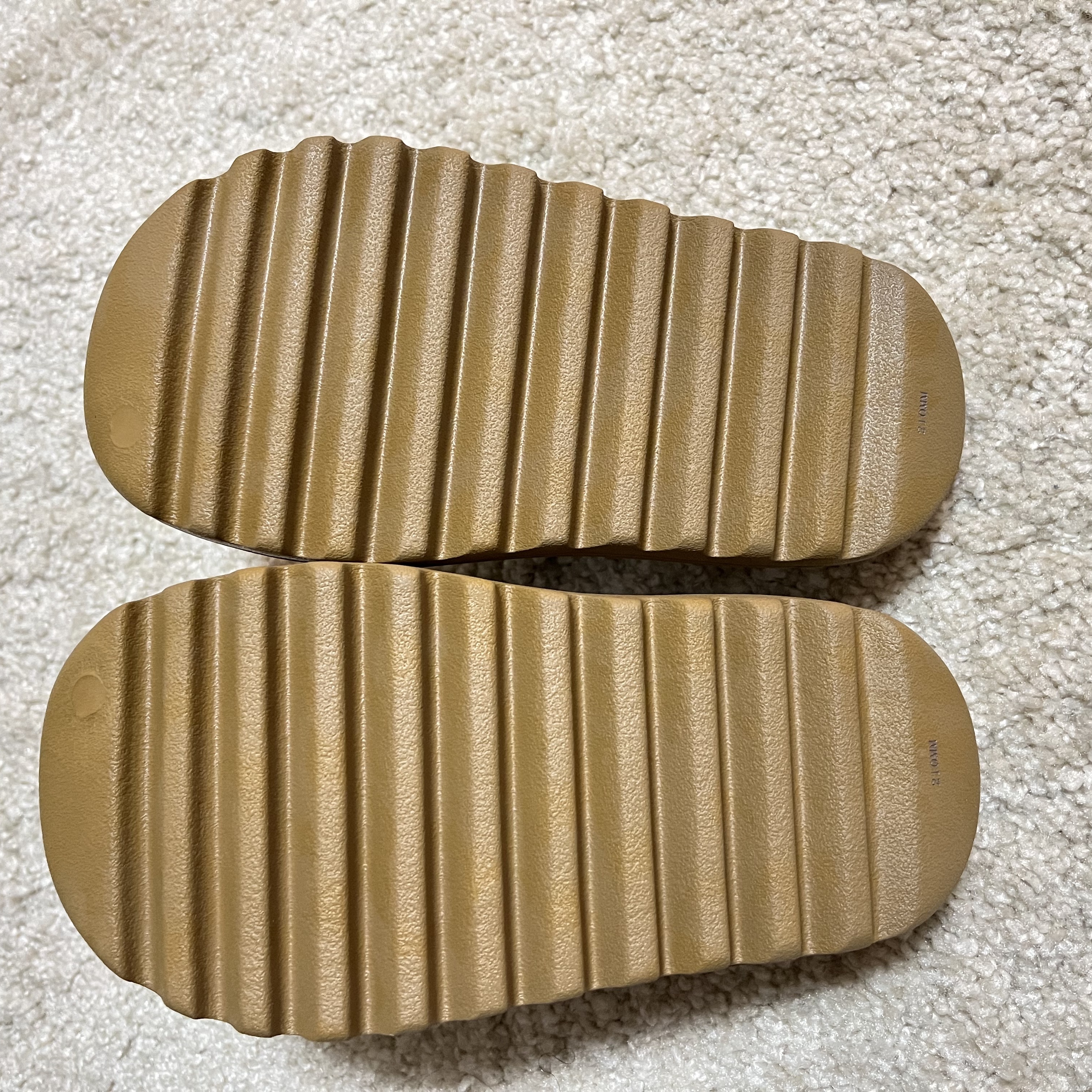 (Kids) Adidas Yeezy Slide Ochre 착용 스타일 - 2