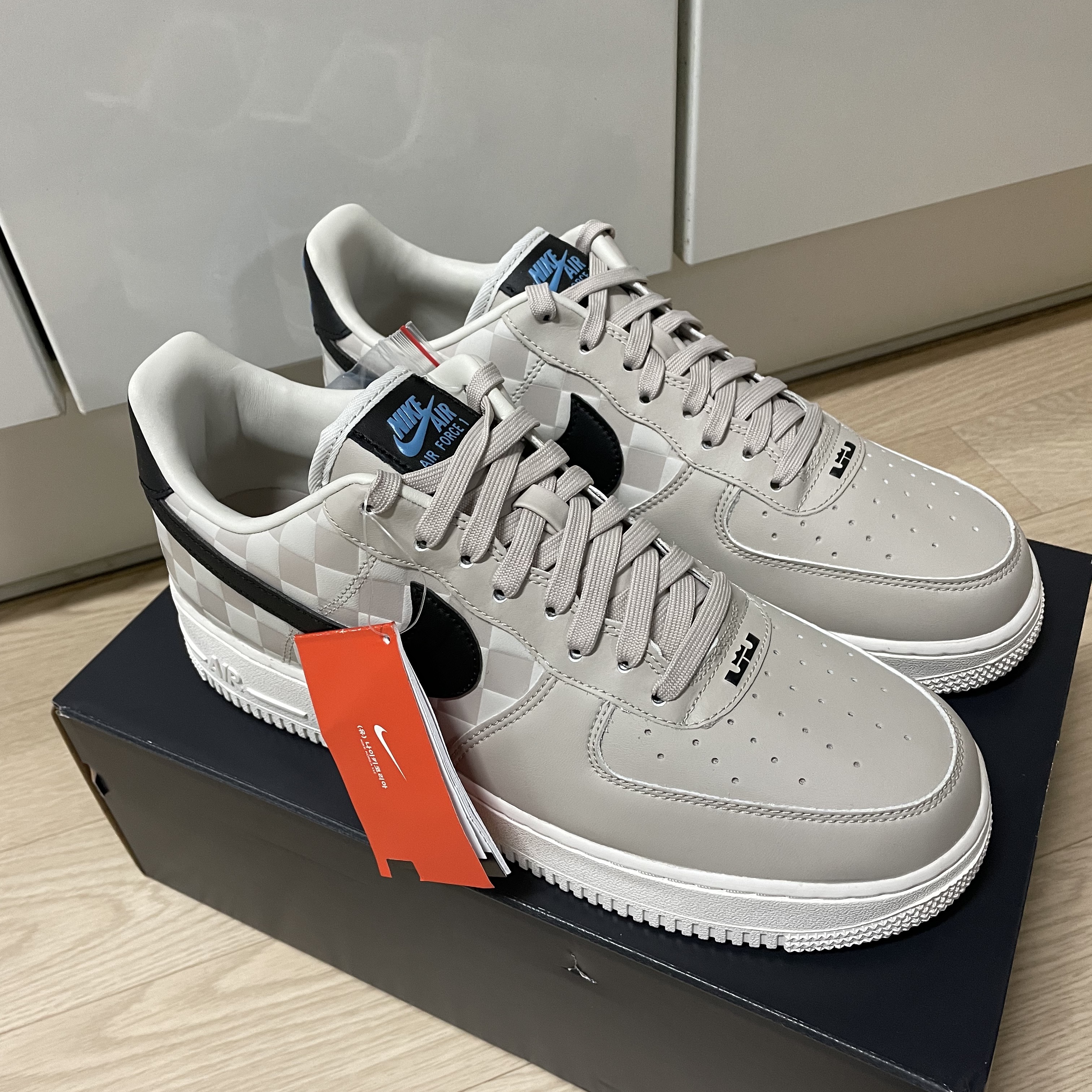 Nike Air Force 1 '07 QS LBJ 착용 스타일 - 2