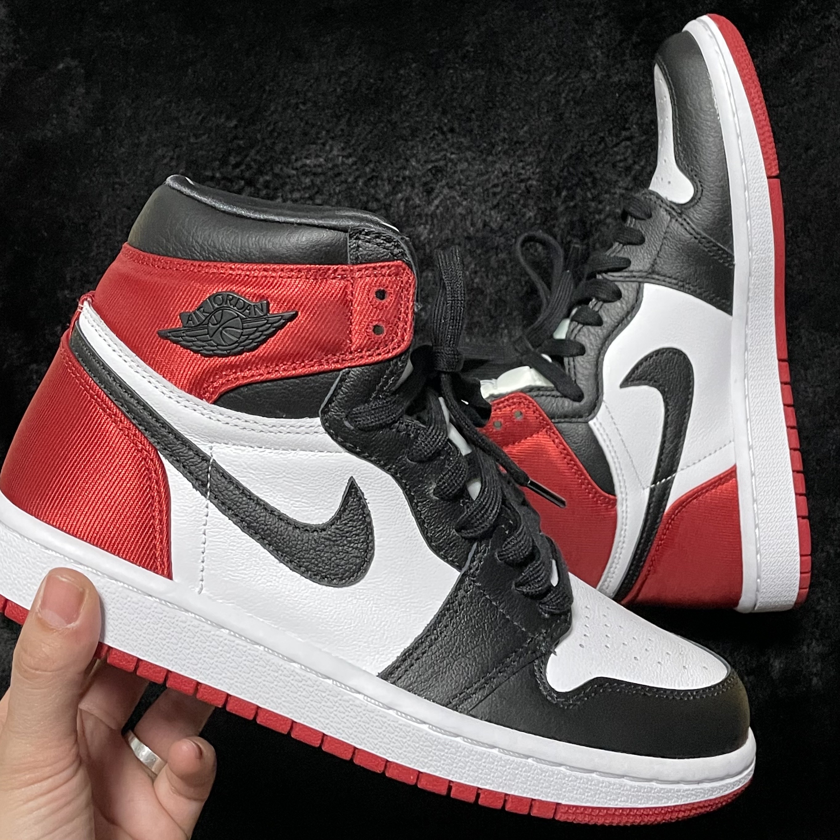(W) Jordan 1 Retro High Satin Black Toe 착용 스타일 - 2