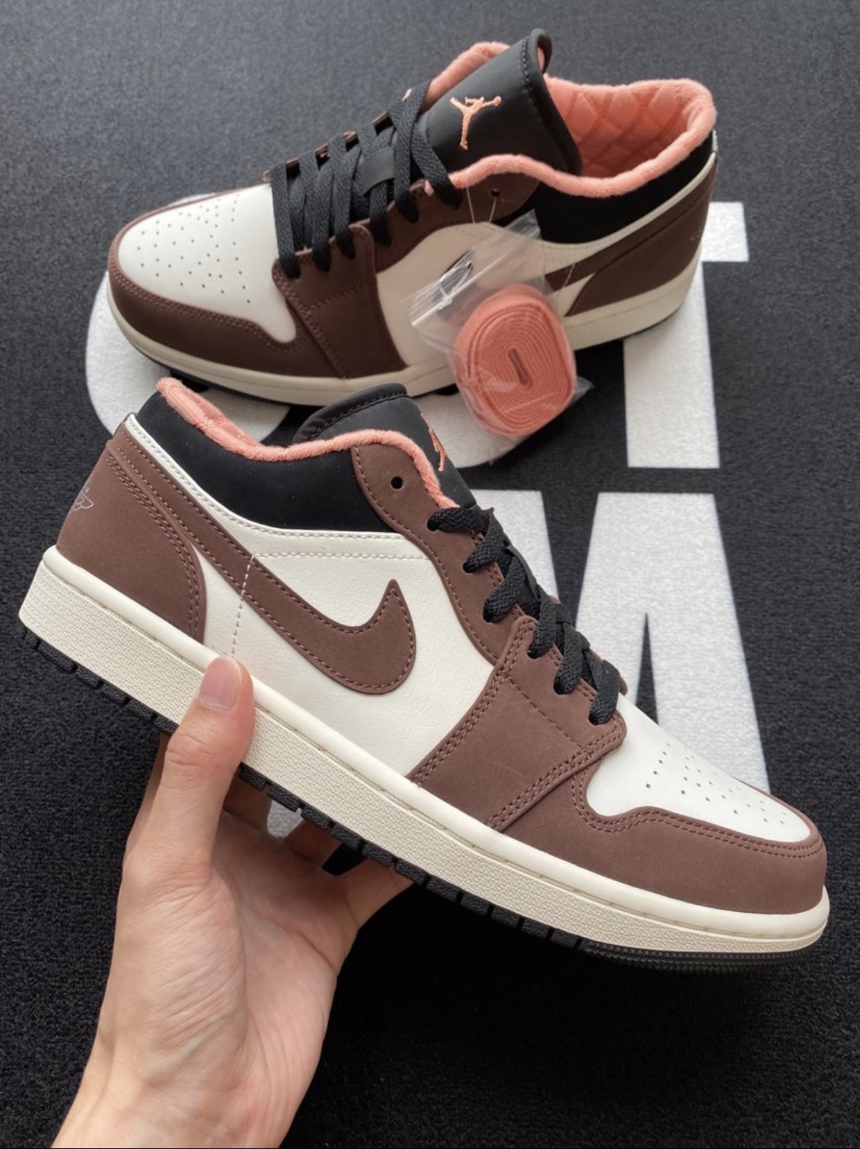 Jordan 1 Low SE Chocolate Bliss 착용 스타일 - 3
