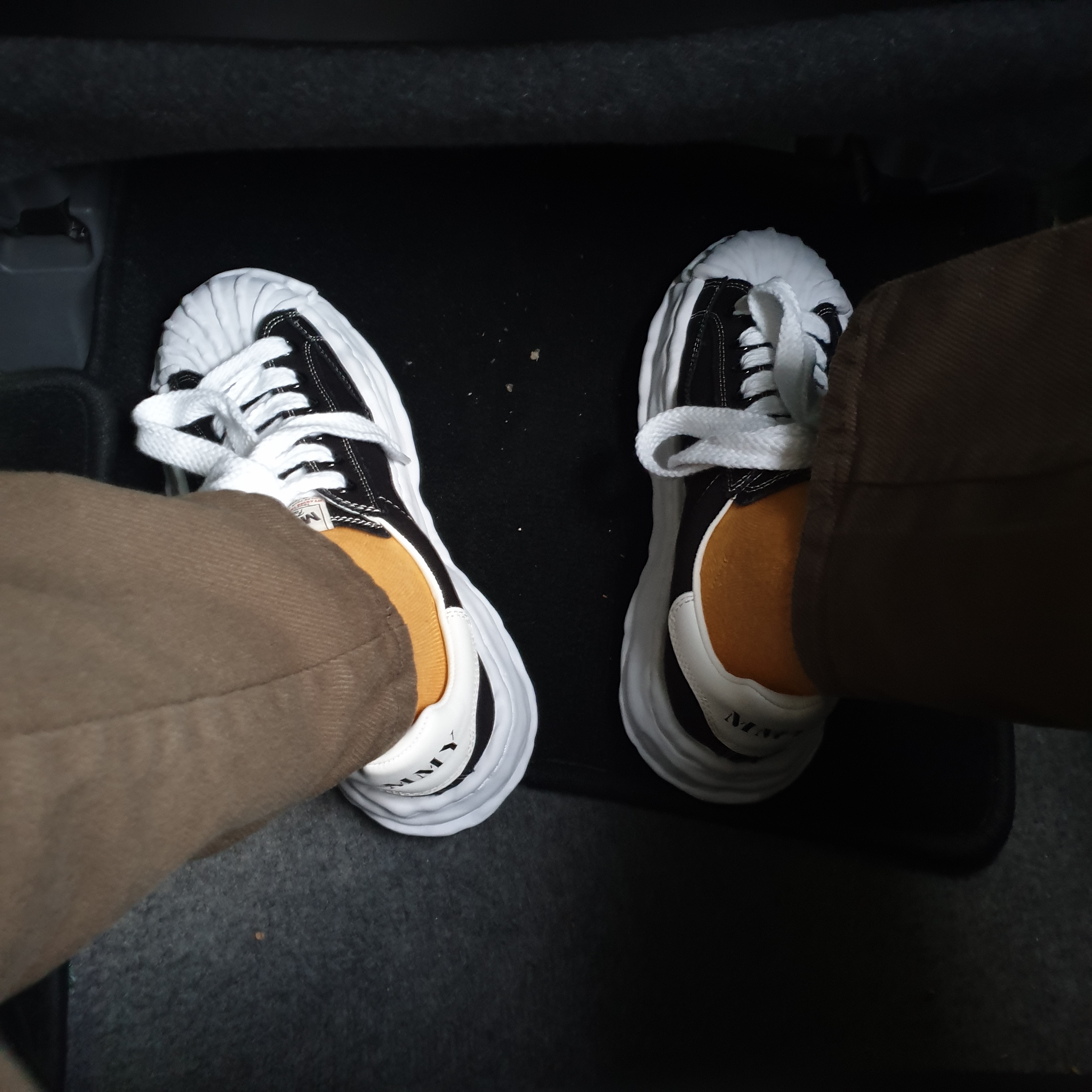 Maison Mihara Yasuhiro Blakey OG Sole Canvas Low-top Sneakers Black White 착용 스타일 - 2