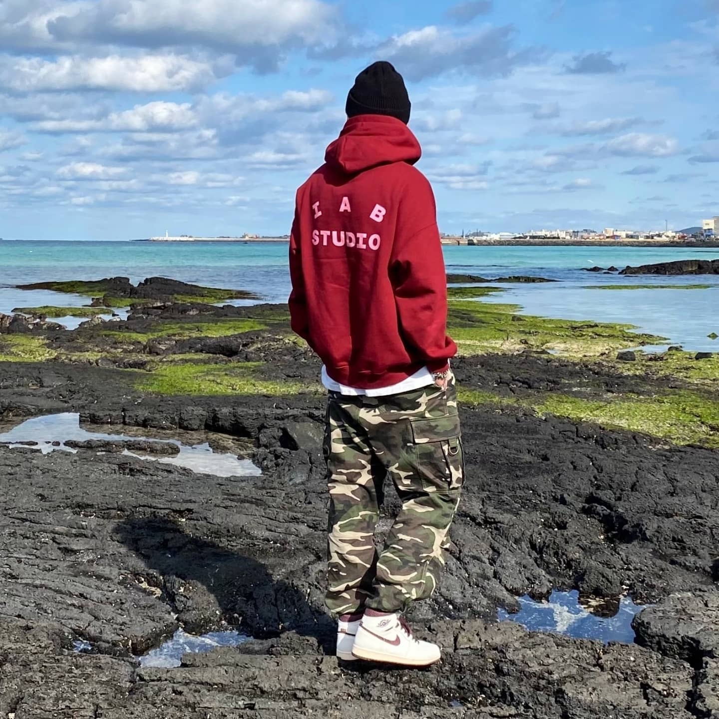 Jordan 1 x A Ma Maniere Retro High OG SP Sail and Burgundy, IAB Studio Hoodie Raspberry 착용 스타일 - 1
