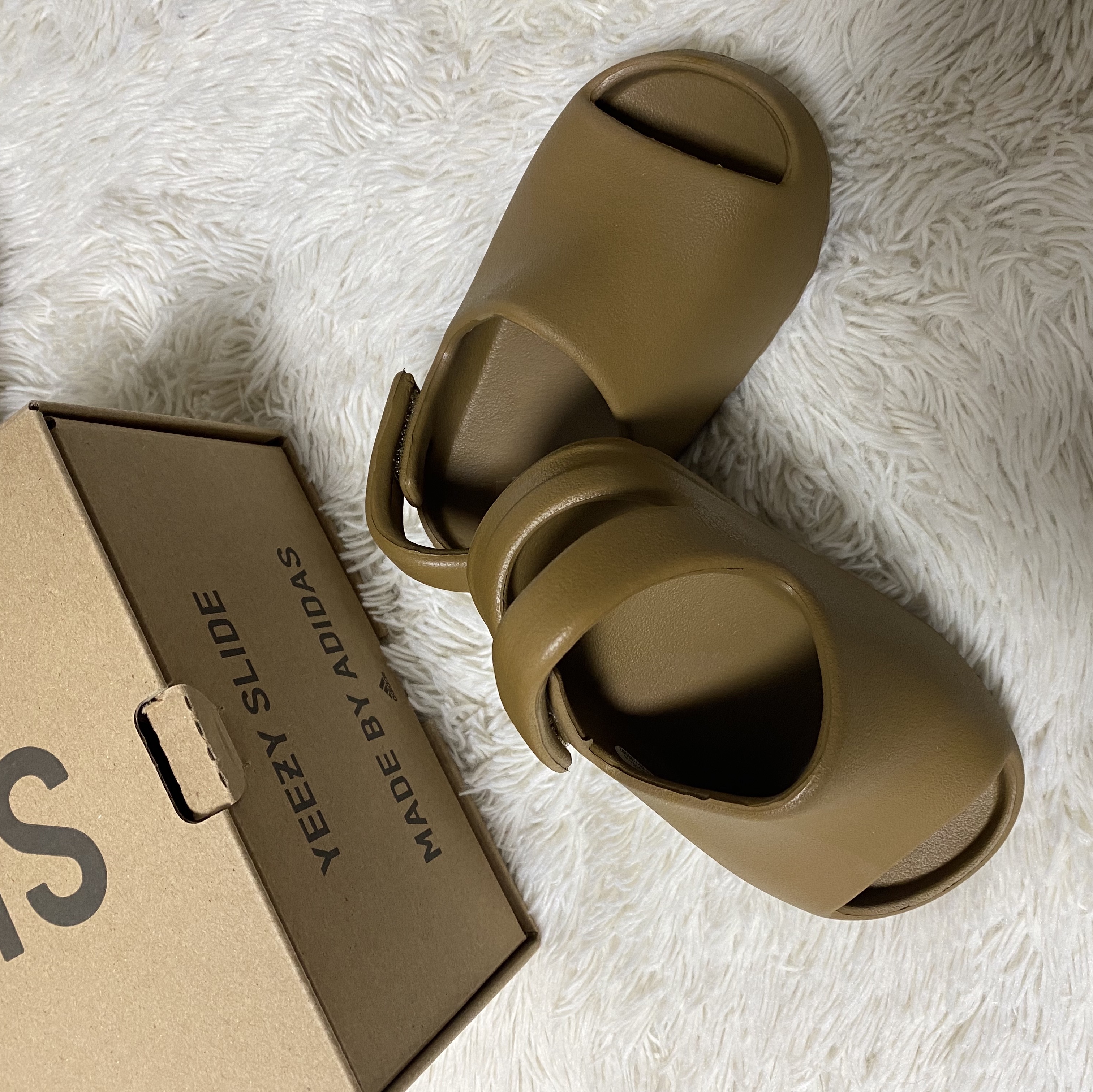 (Infant) Adidas Yeezy Slide Ochre 착용 스타일 - 2