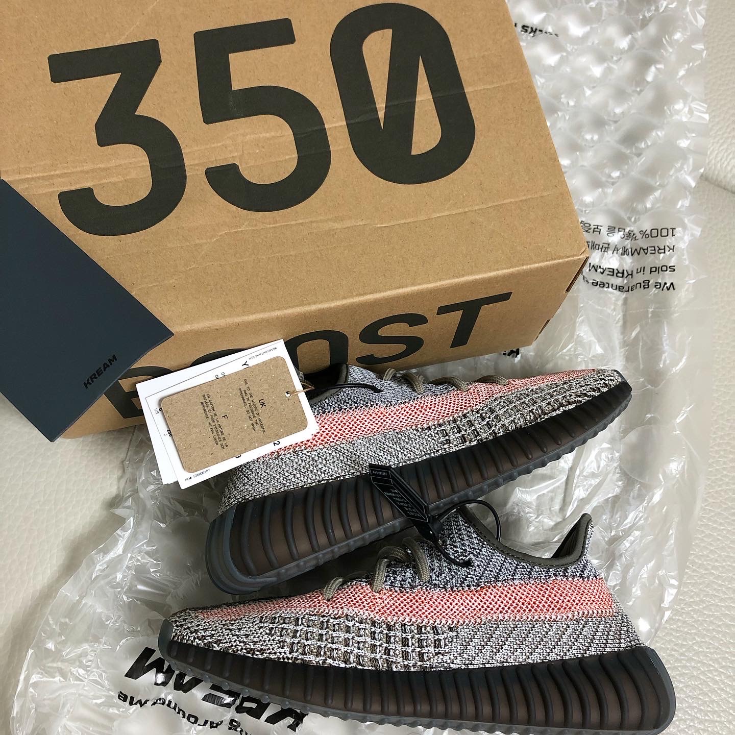 Adidas Yeezy Boost 350 V2 Ash Stone 착용 스타일 - 1