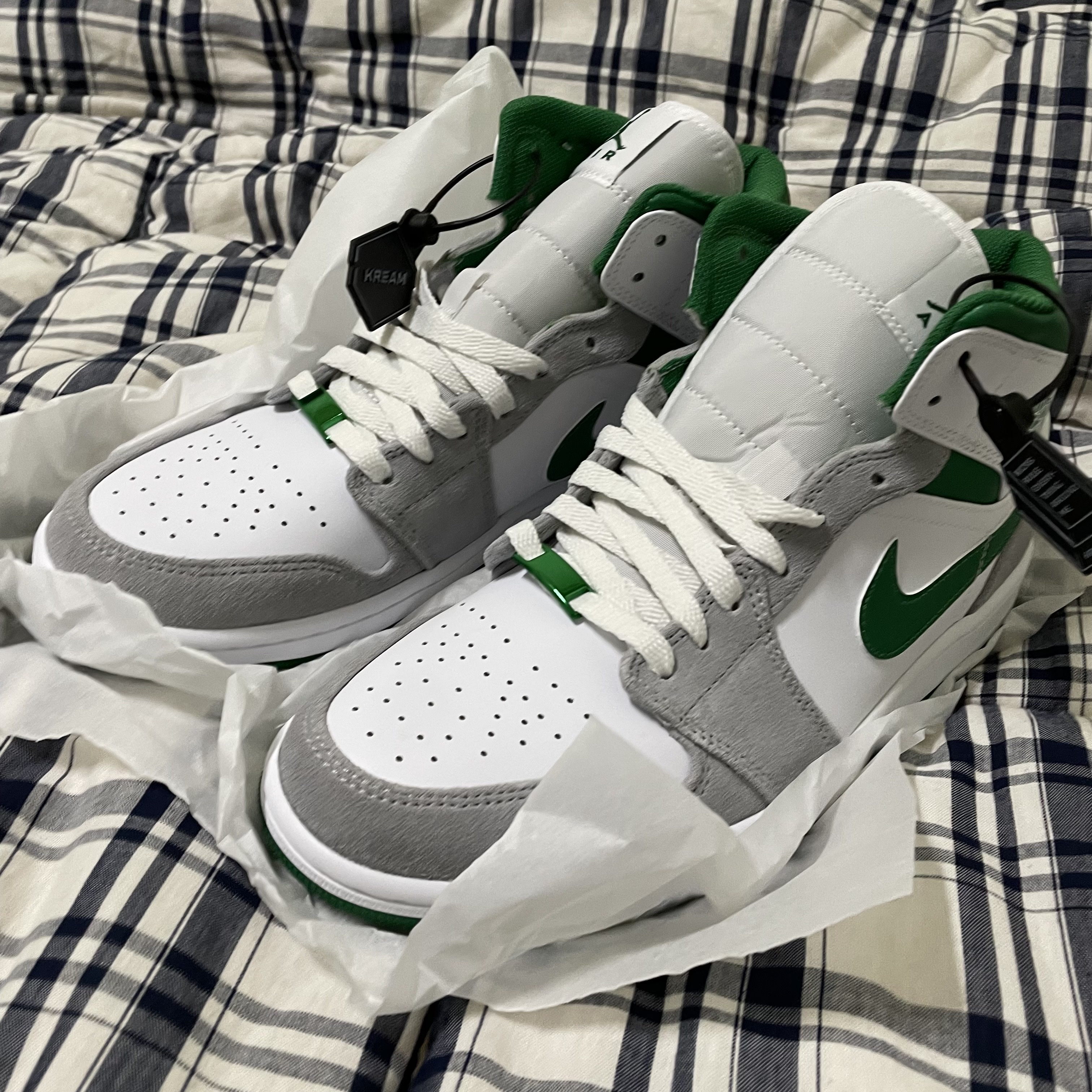 Jordan 1 Mid SE Pine Green Light Smoke Grey 착용 스타일 - 2