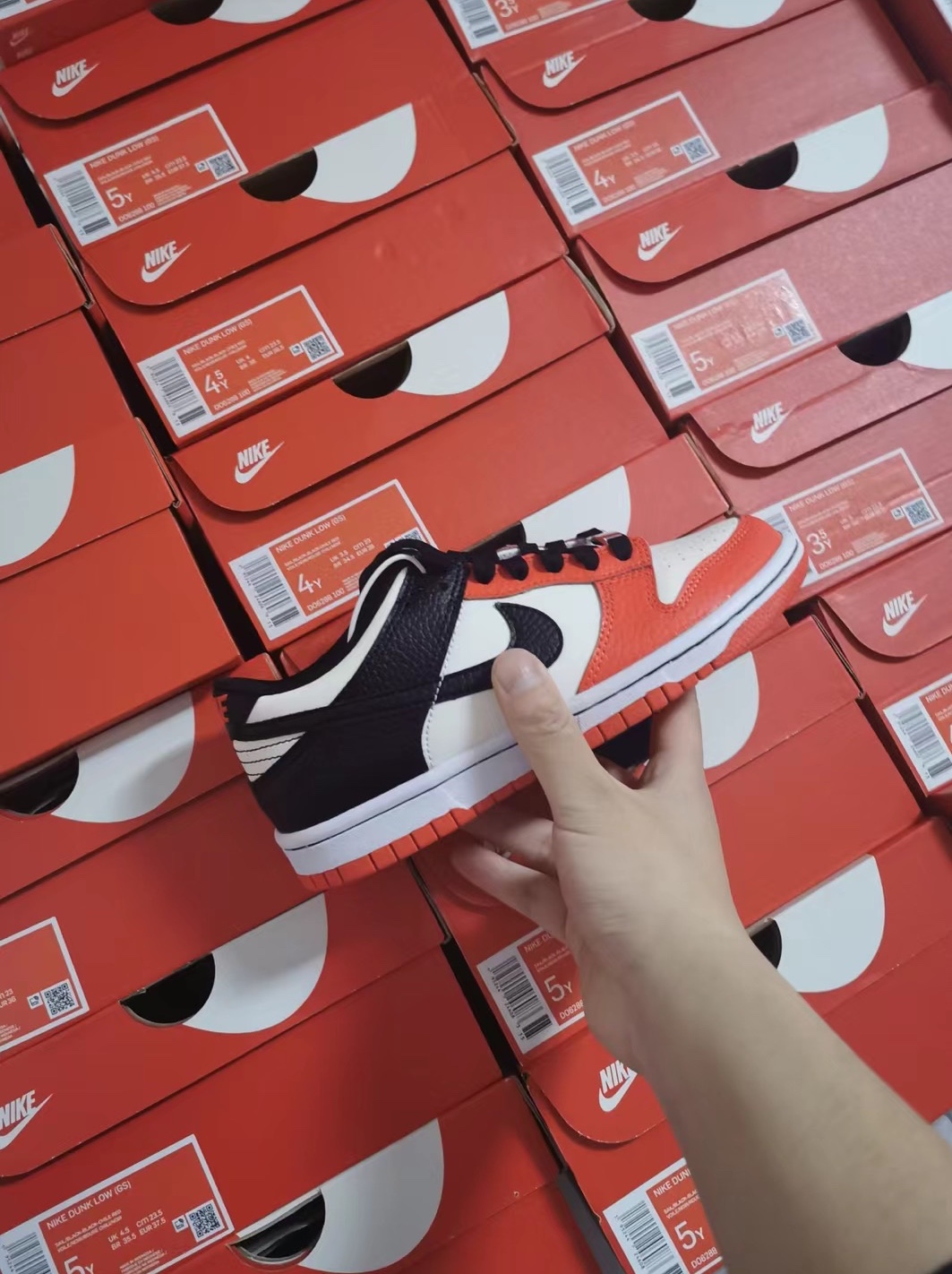 (GS) Nike x NBA Dunk Low Black and Chile Red 착용 스타일