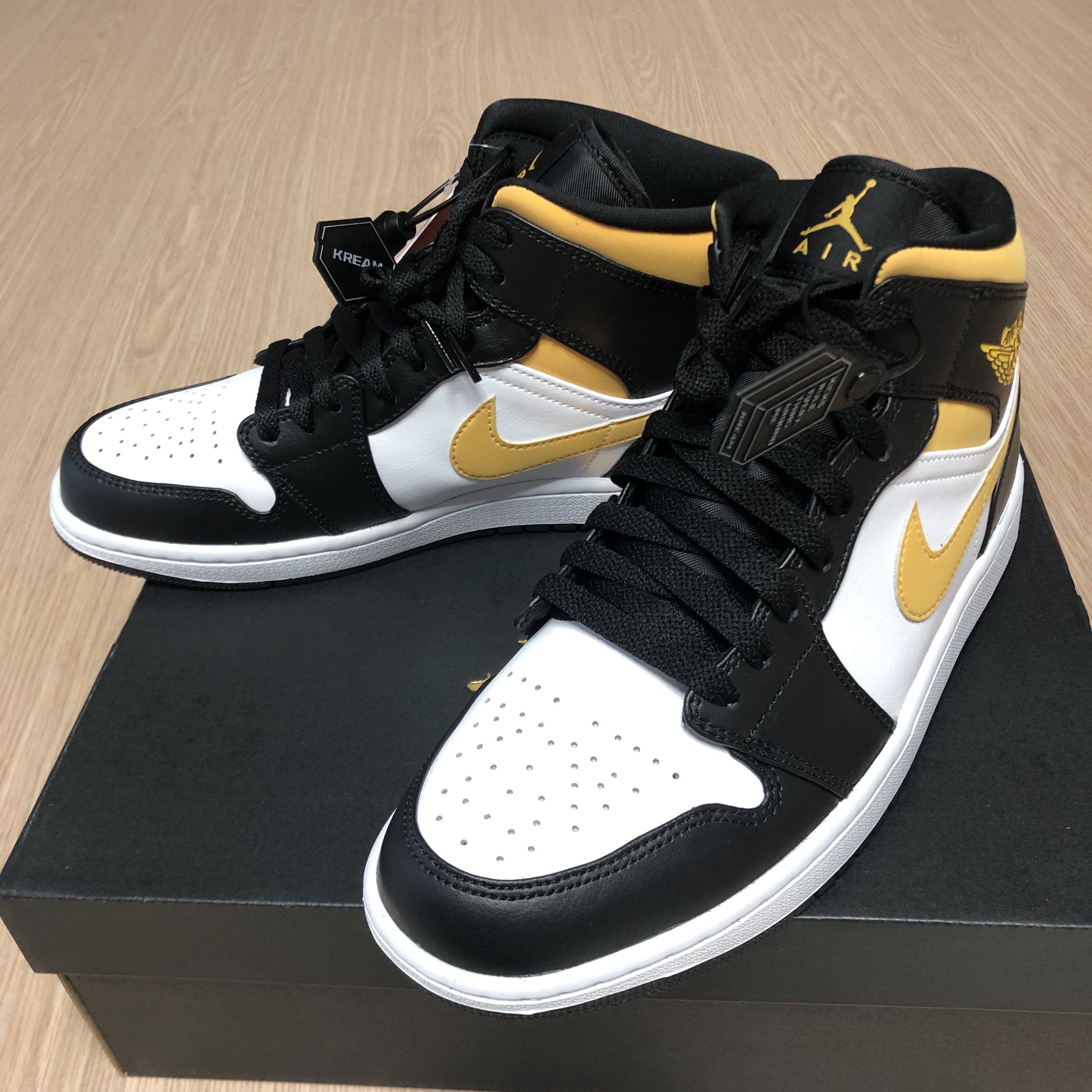Jordan 1 Mid Pollen 착용 스타일