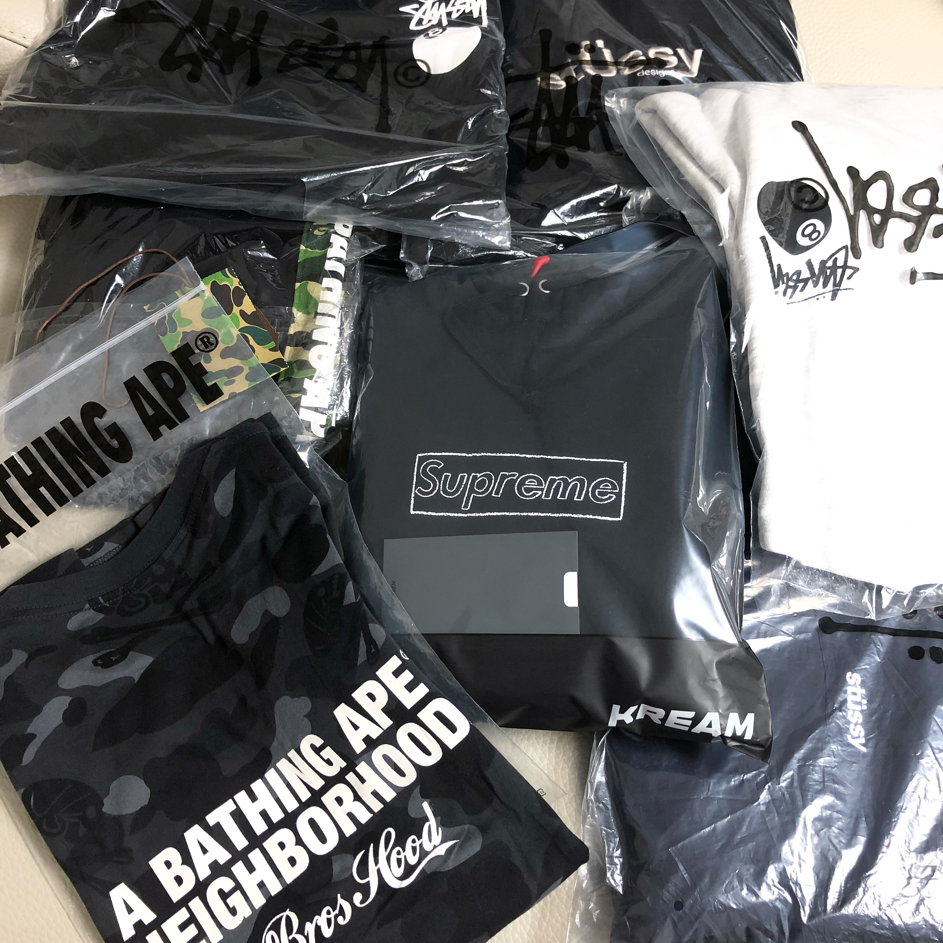Supreme x Kaws Chalk Logo Hooded Sweatshirt Black - 21SS 착용 스타일 - 1
