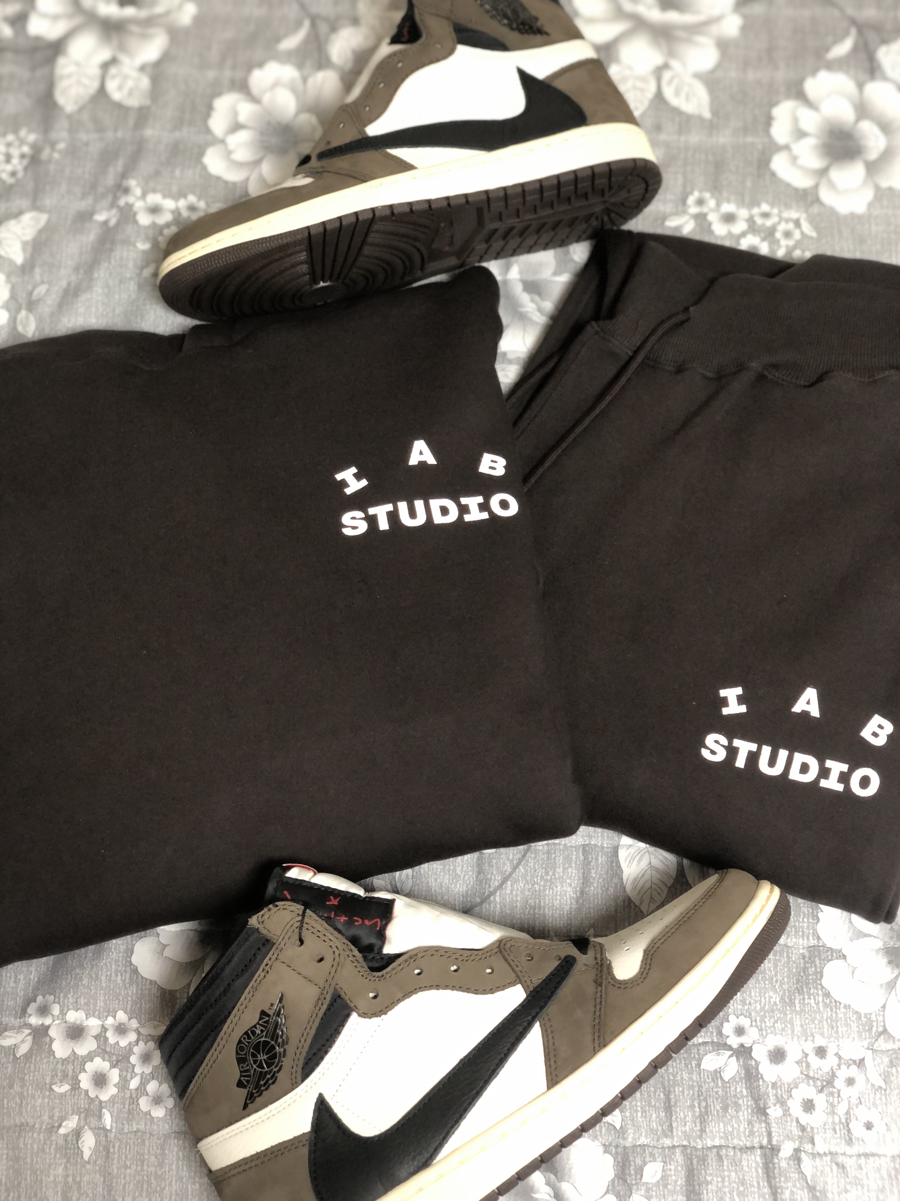 Jordan 1 x Travis Scott Retro High OG SP Mocha, IAB Studio Hoodie Brown 착용 스타일