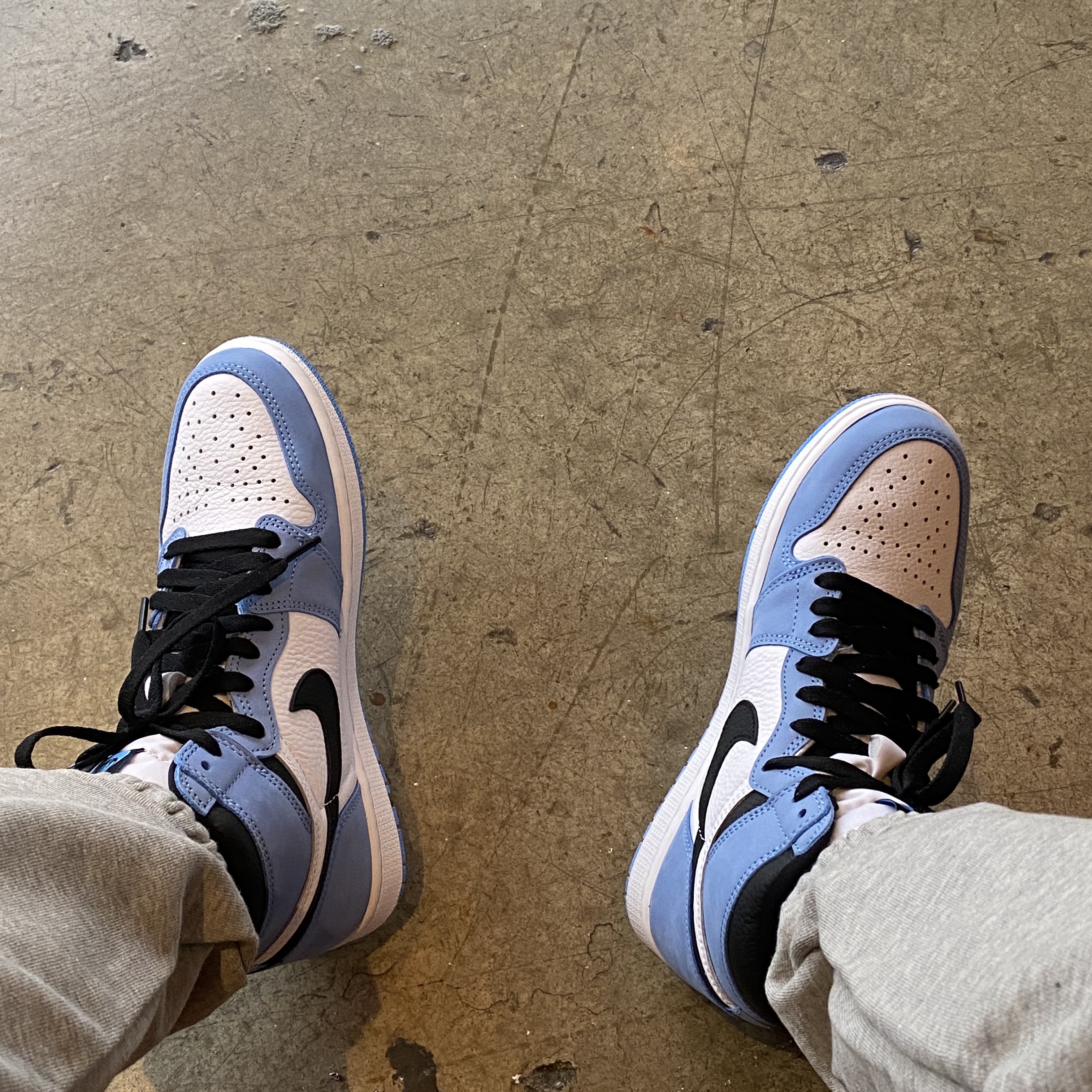 Jordan 1 Retro High OG University Blue 착용 스타일 - 2