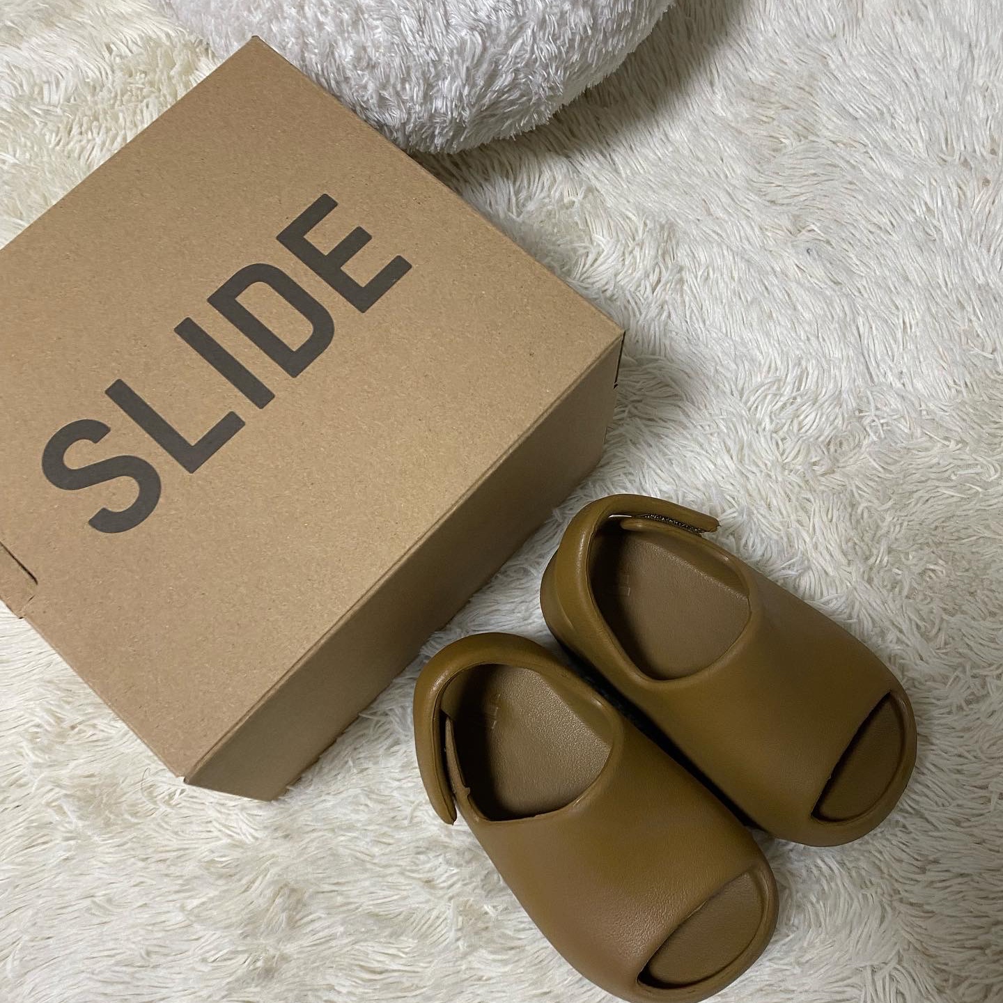 (Infant) Adidas Yeezy Slide Ochre 착용 스타일 - 1