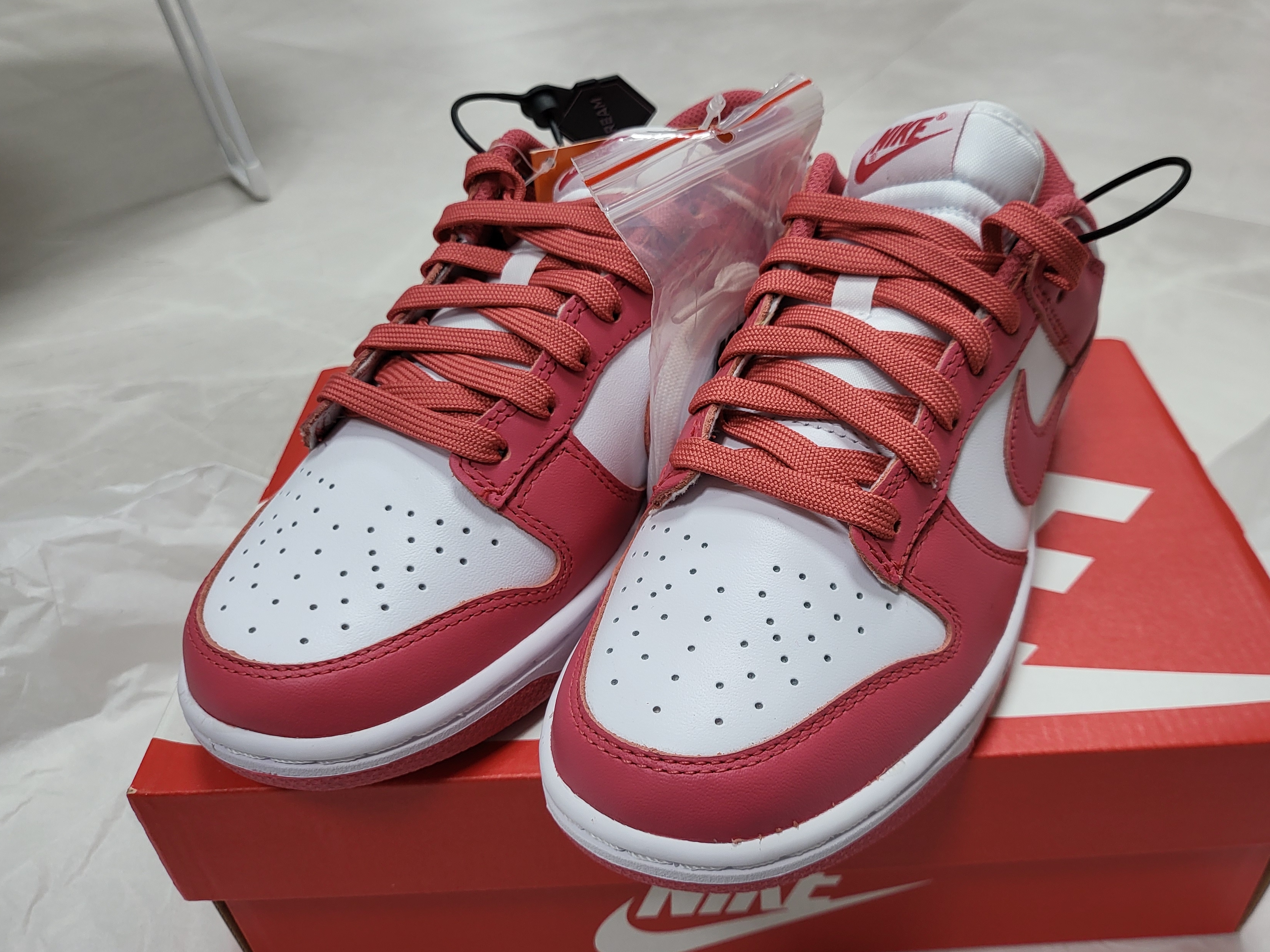 (W) Nike Dunk Low Archeo Pink 착용 스타일 - 2