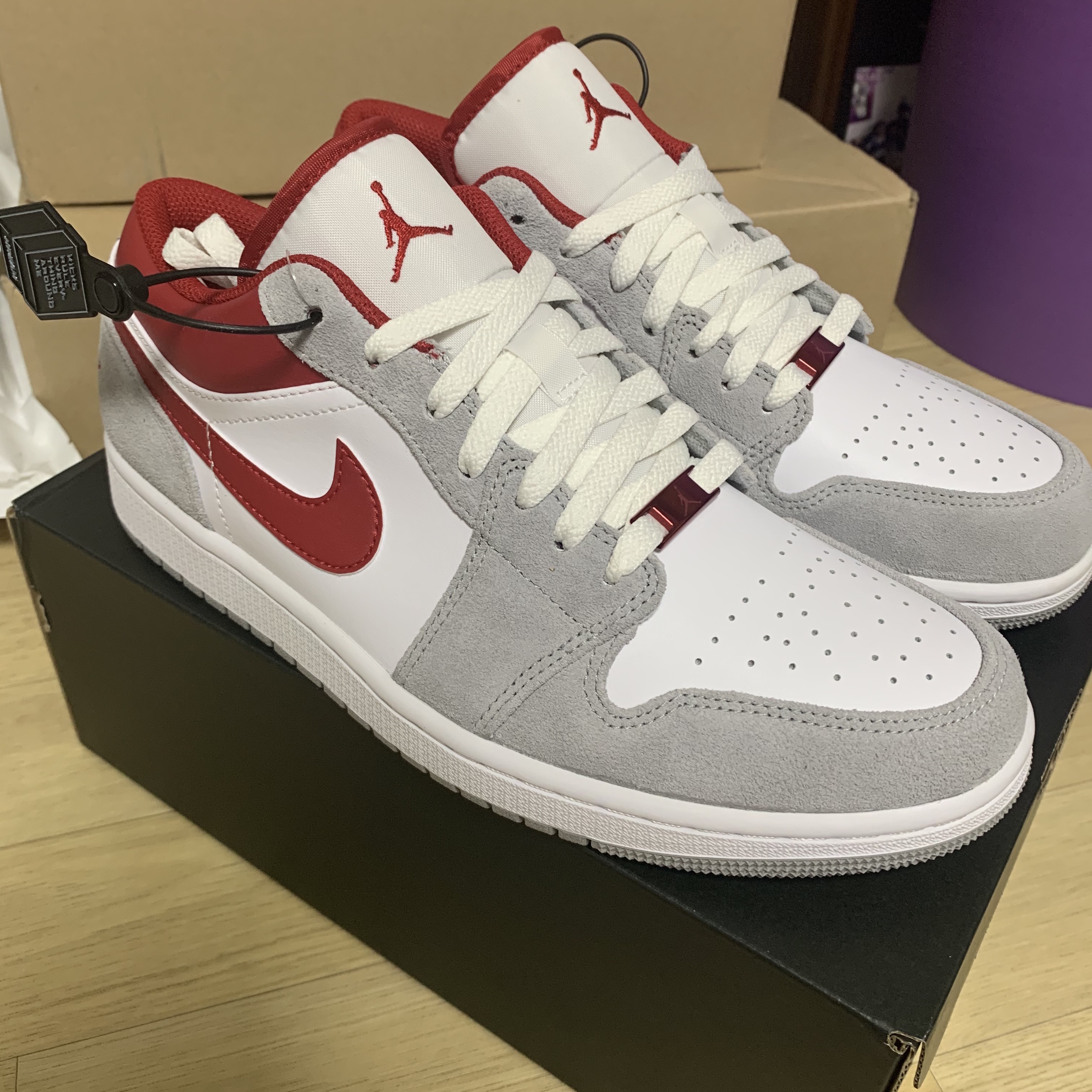 Jordan 1 Low SE Light Smoke Grey Gym Red 착용 스타일 - 1