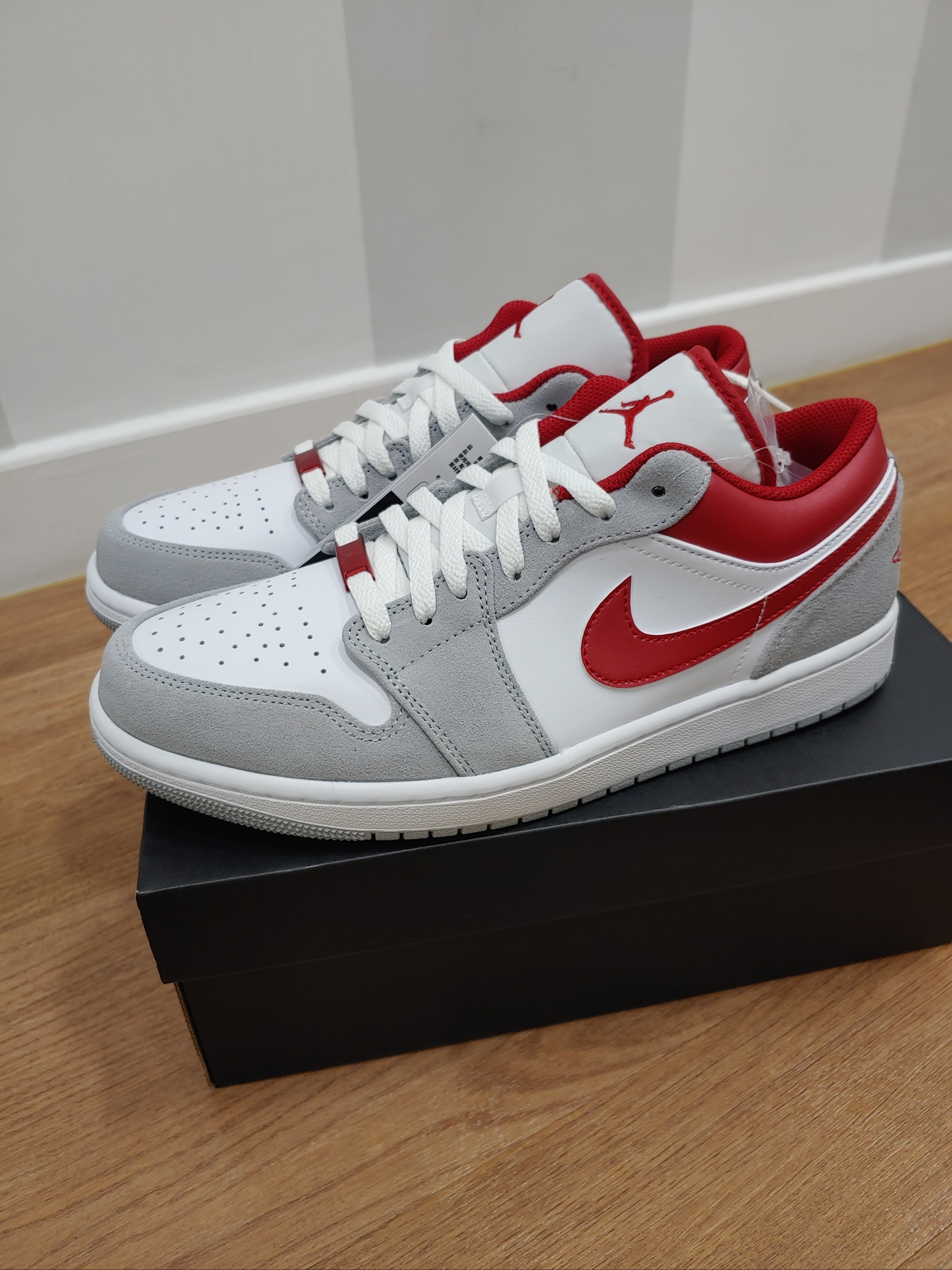 Jordan 1 Low SE Light Smoke Grey Gym Red 착용 스타일 - 1