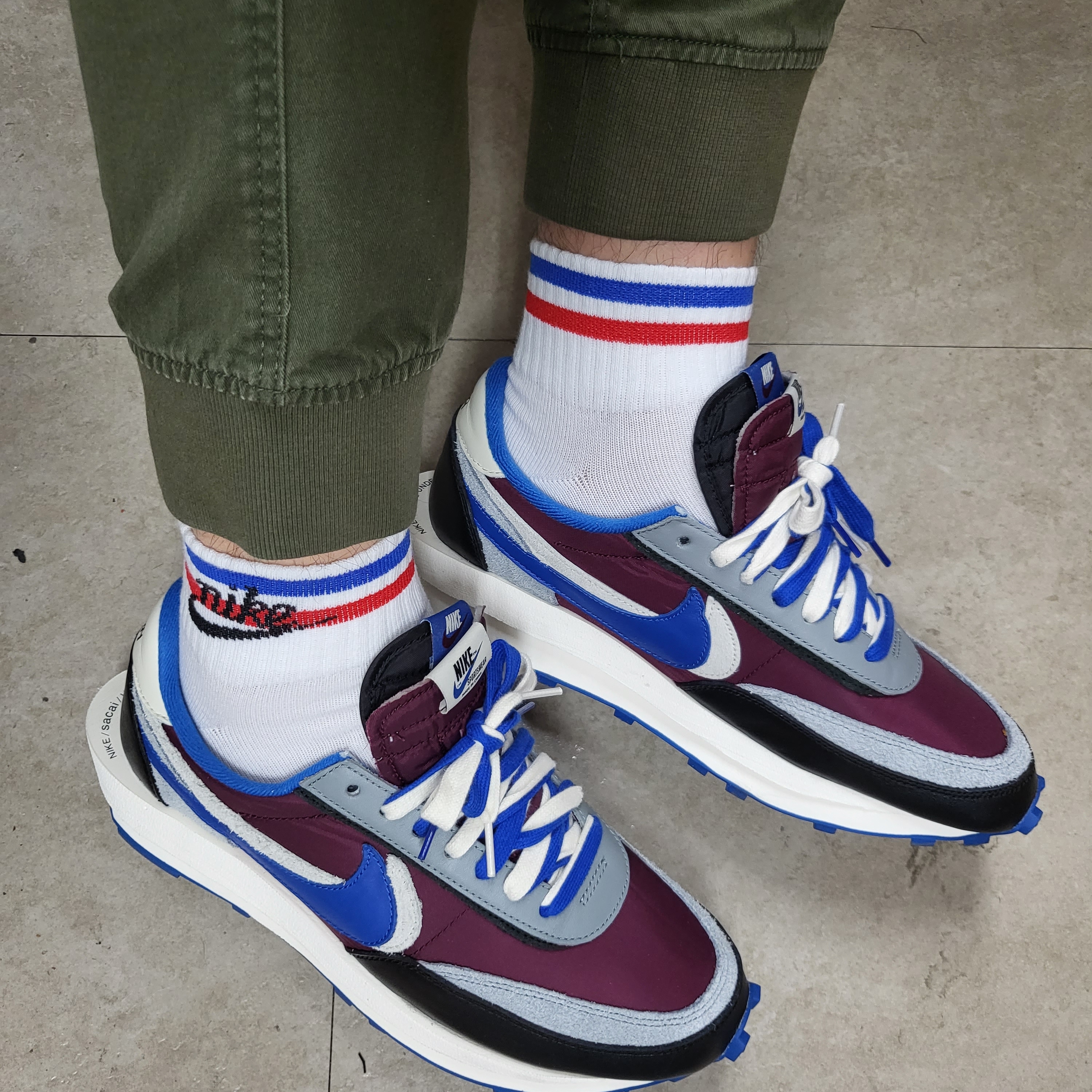 Nike x Sacai x Undercover LDWaffle Night Maroon Team Royal 착용 스타일 - 2