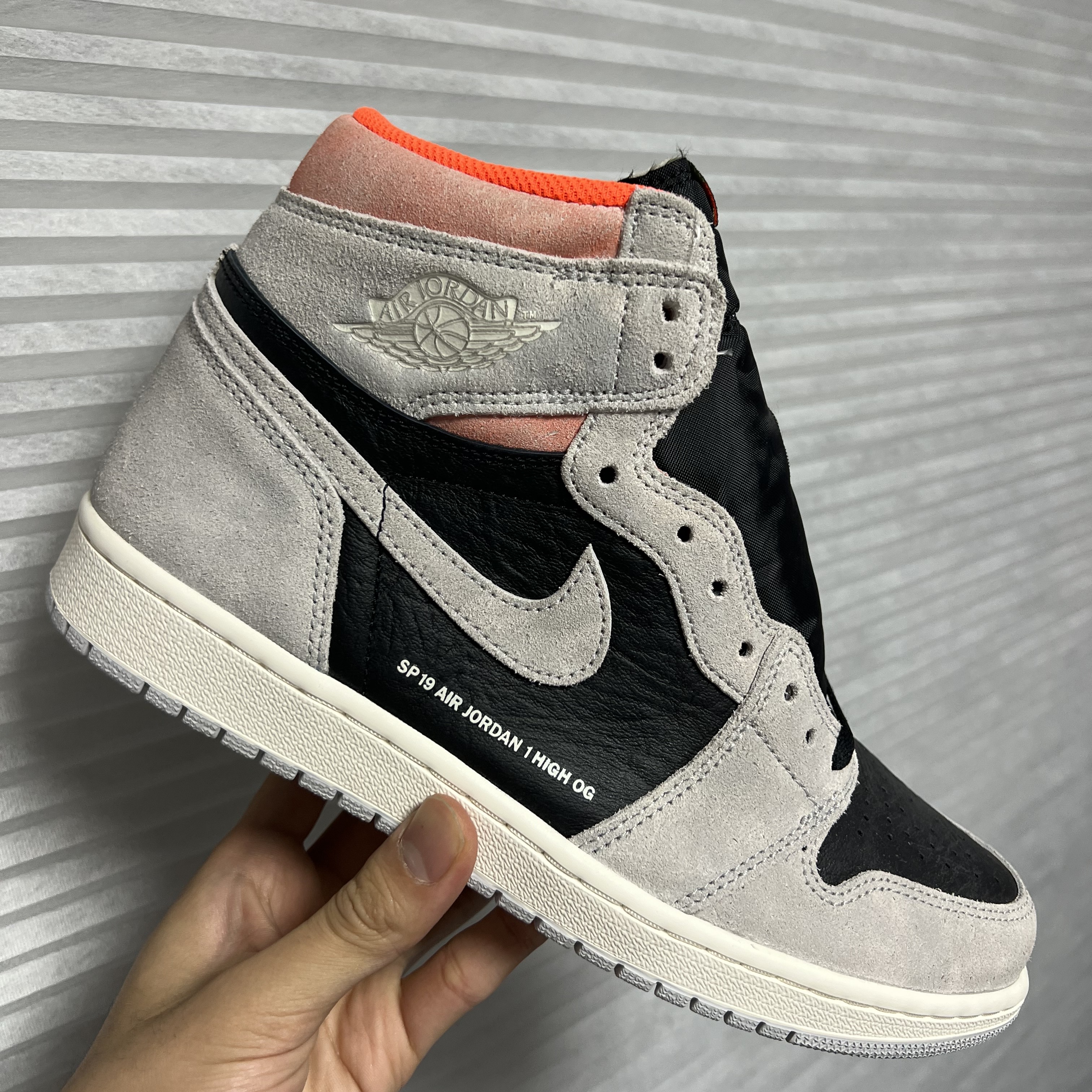 Jordan 1 Retro High Neutral Grey Hyper Crimson 착용 스타일