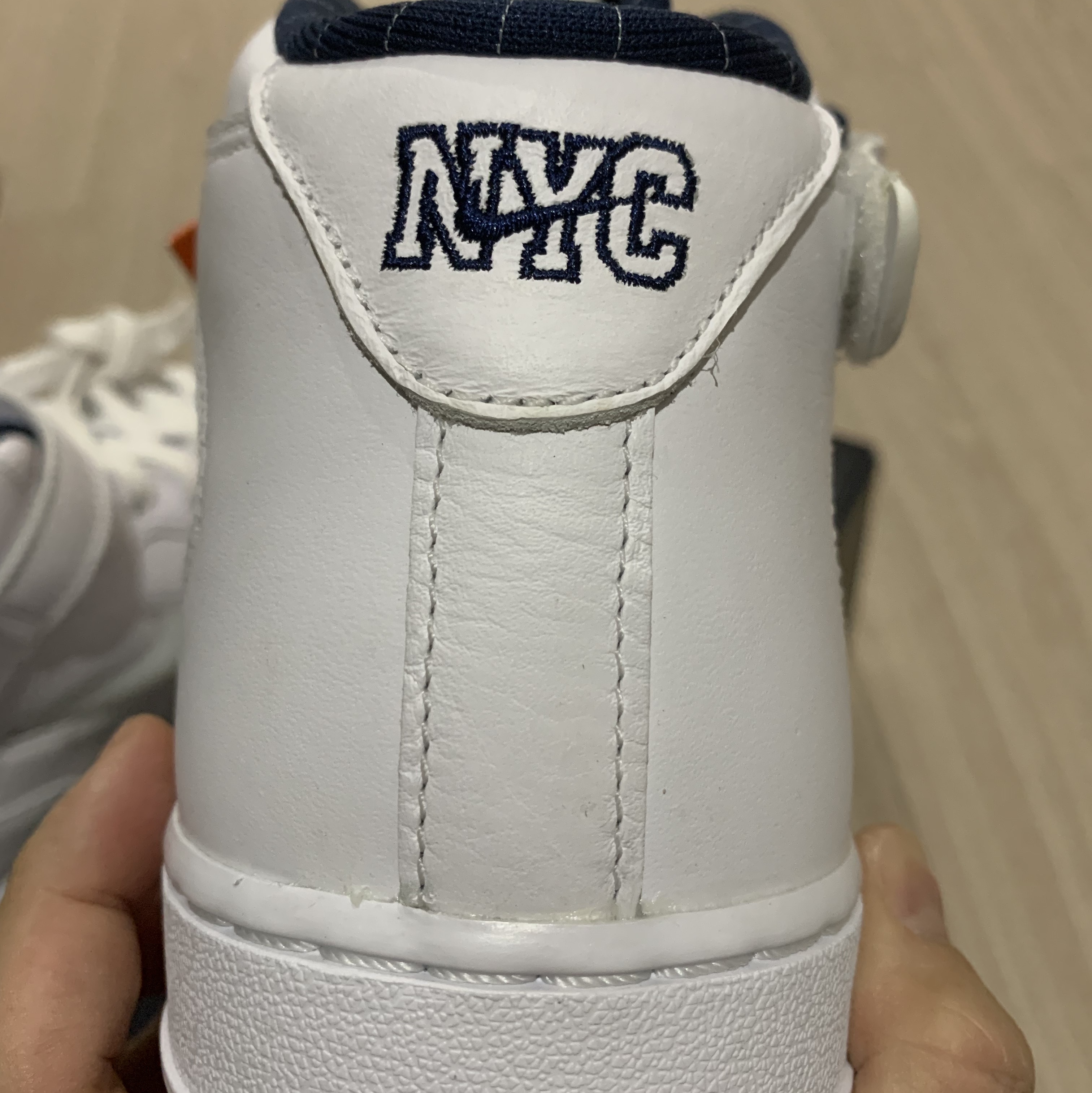 Nike Air Force 1 Mid QS NYC White Midnight Navy 착용 스타일 - 4