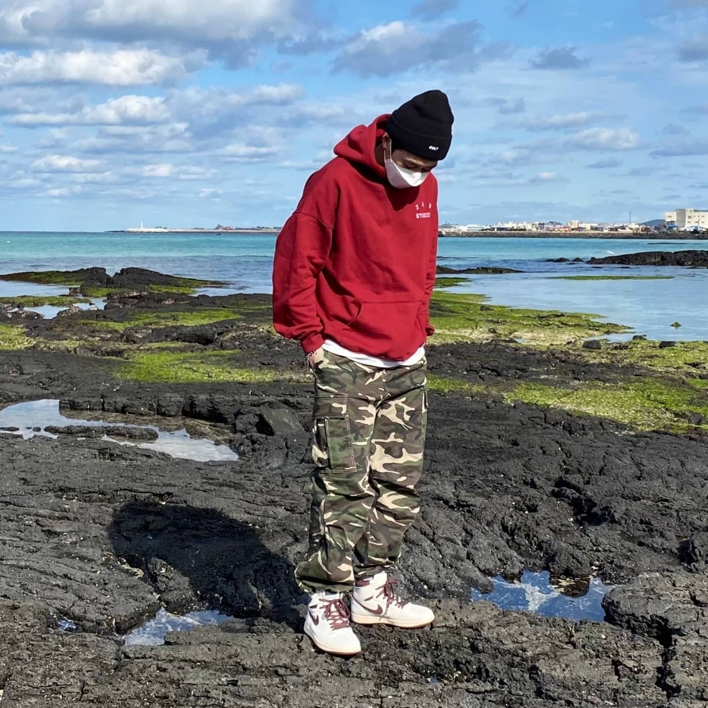 Jordan 1 x A Ma Maniere Retro High OG SP Sail and Burgundy, IAB Studio Hoodie Raspberry 착용 스타일 - 2