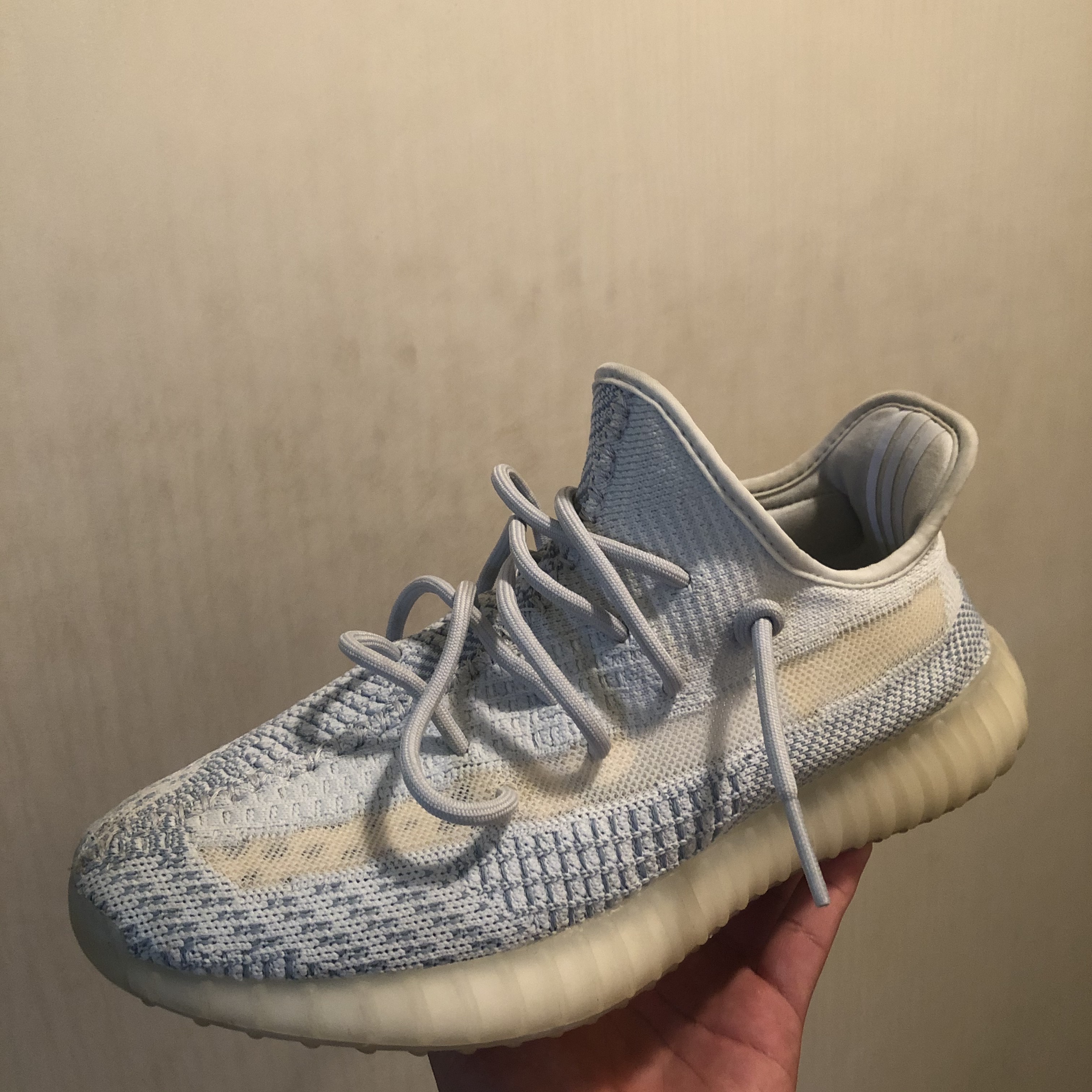 Adidas Yeezy Boost 350 V2 Cloud White - Non-Reflective 착용 스타일 - 1