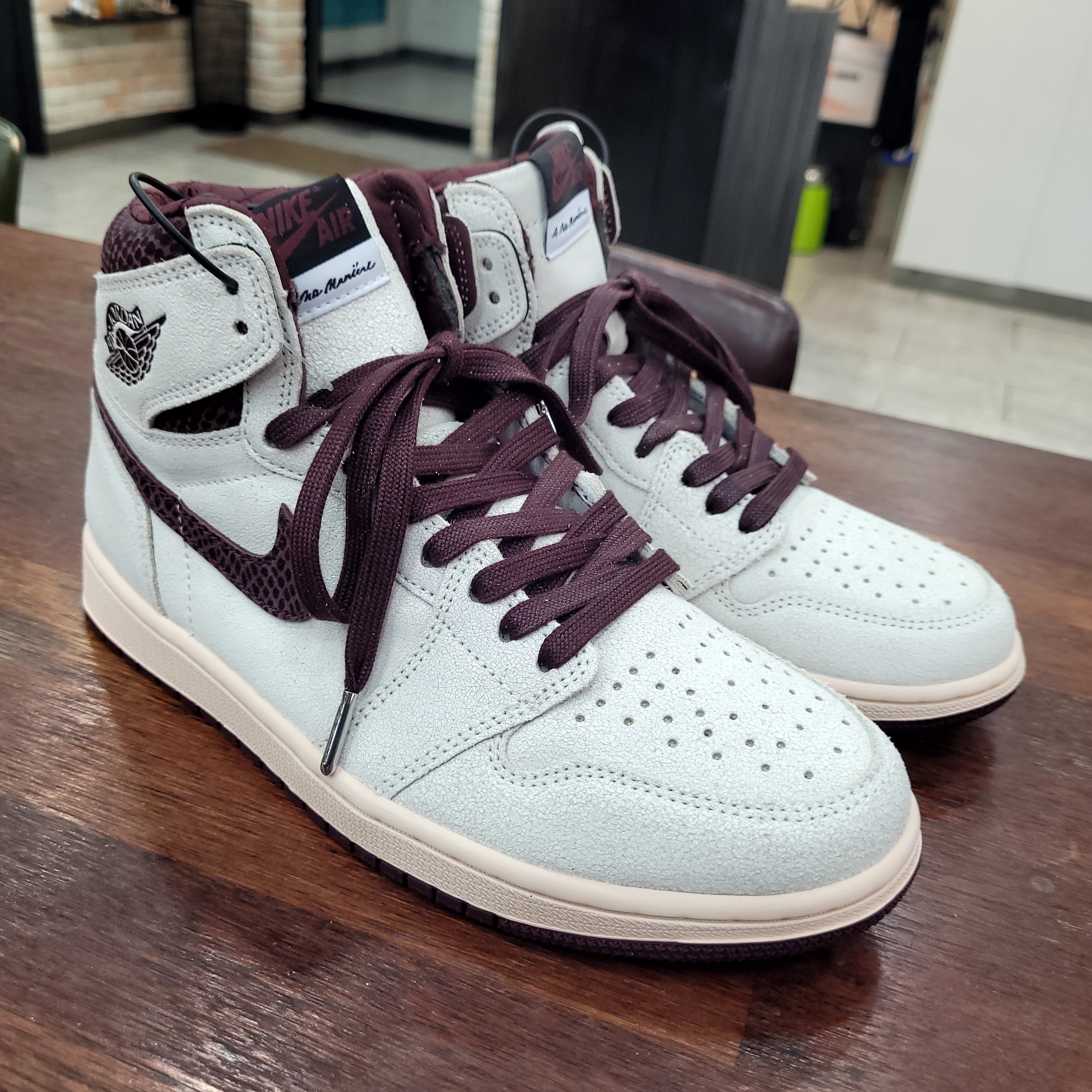 Jordan 1 x A Ma Maniere Retro High OG SP Sail and Burgundy 착용 스타일 - 4
