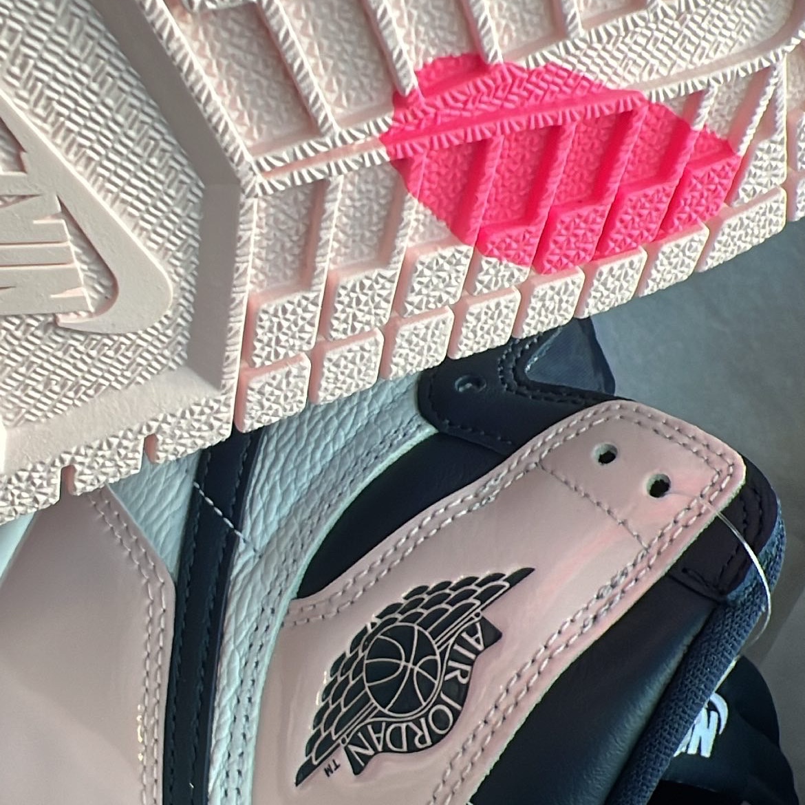 (W) Jordan 1 Retro High OG Atmosphere 착용 스타일 - 2