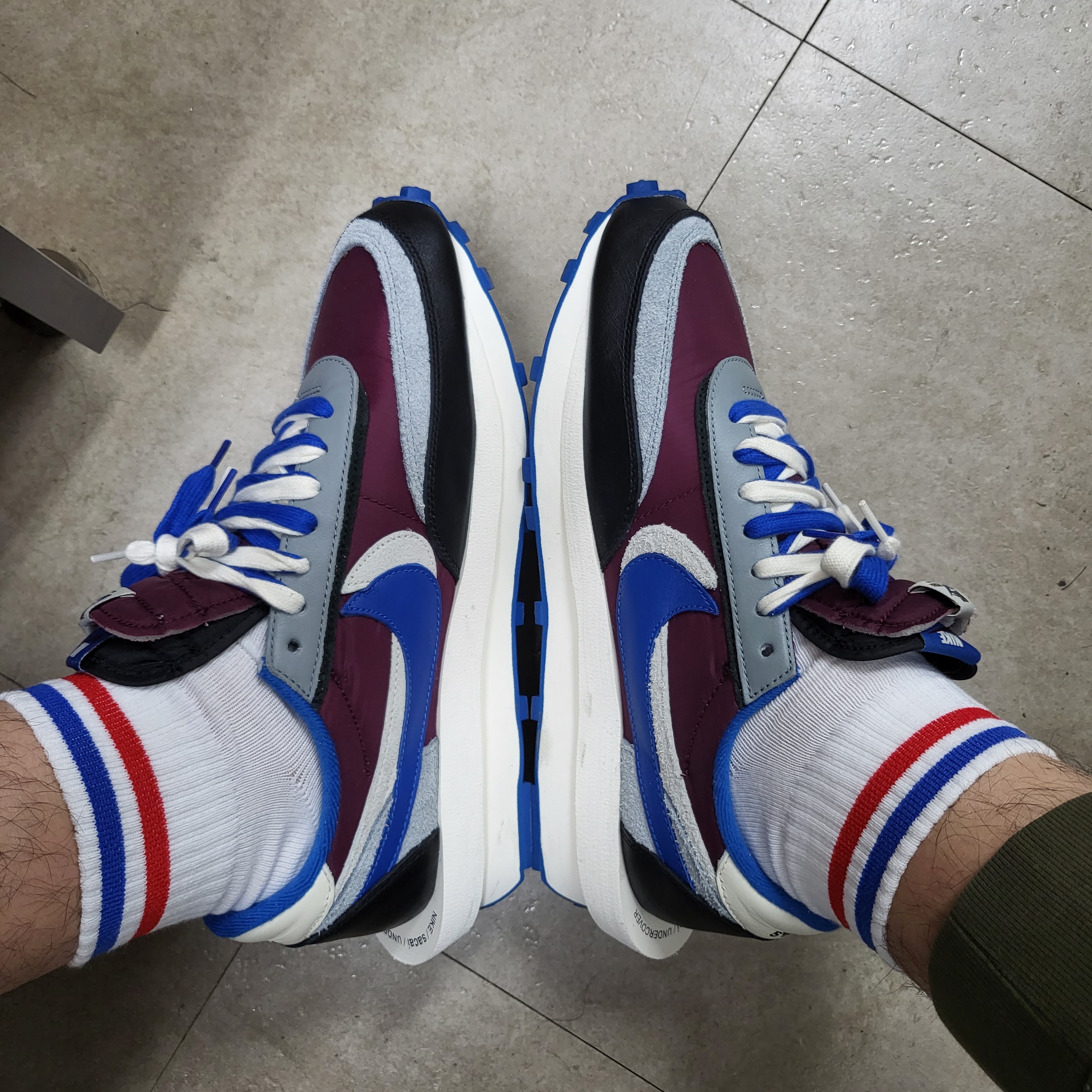 Nike x Sacai x Undercover LDWaffle Night Maroon Team Royal 착용 스타일 - 4